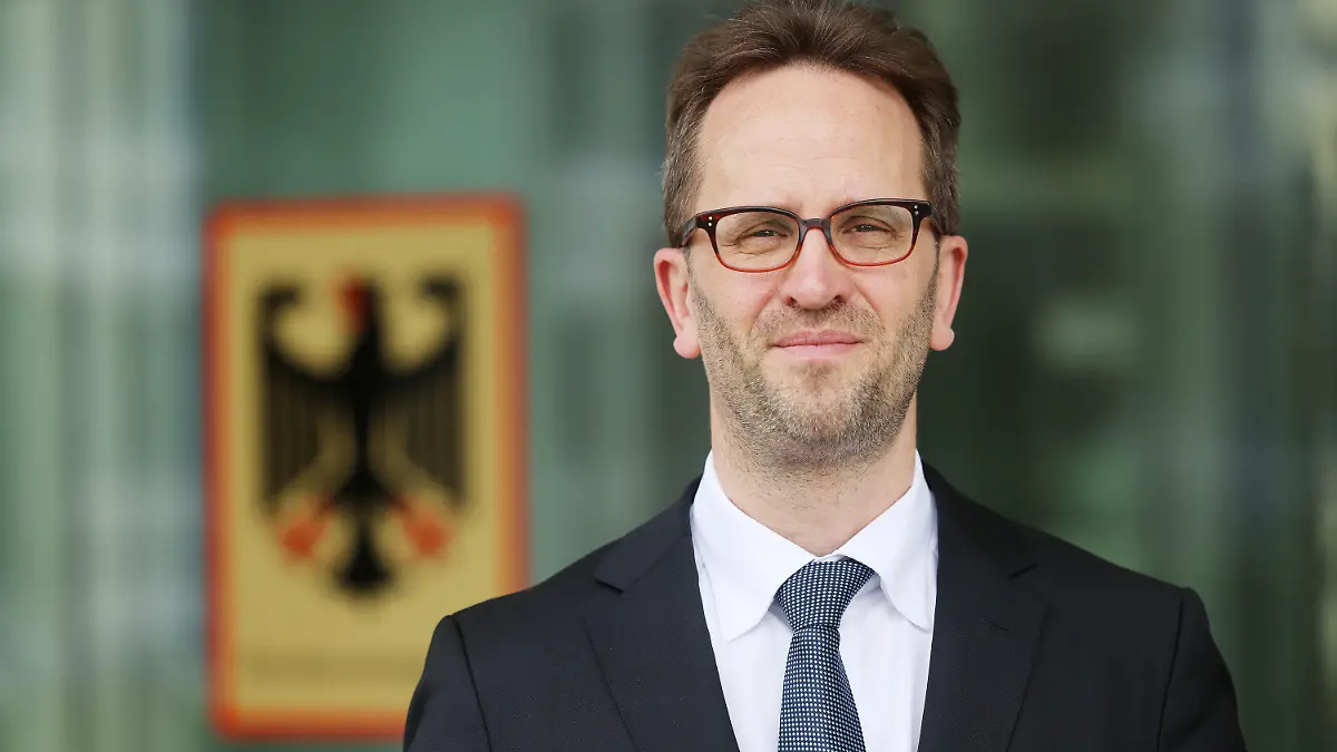 ARCHIV - 07.04.2022, Nordrhein-Westfalen, Bonn: Klaus Müller, Präsident der Bundesnetzagentur, steht vor dem Haus der Bundesnetzagentur.   (zu dpa "Gas sparen: Netzagentur schlägt Absenkung der Mindesttemperatur vor") Foto: Oliver Berg/dpa +++ dpa-Bildfunk +++