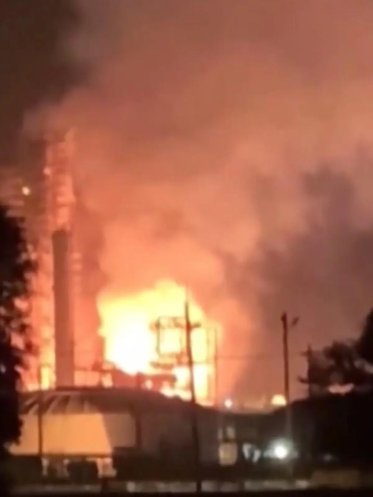 Am Samstag explodierte ein Chemiewerk in Louisiana. Anwohner hatten Angst und waren dazu angehalten ihre Klimaanlagen auszuschalten und in ihren Häusern zu bleiben. Über Verletzte ist bislang nichts bekannt.