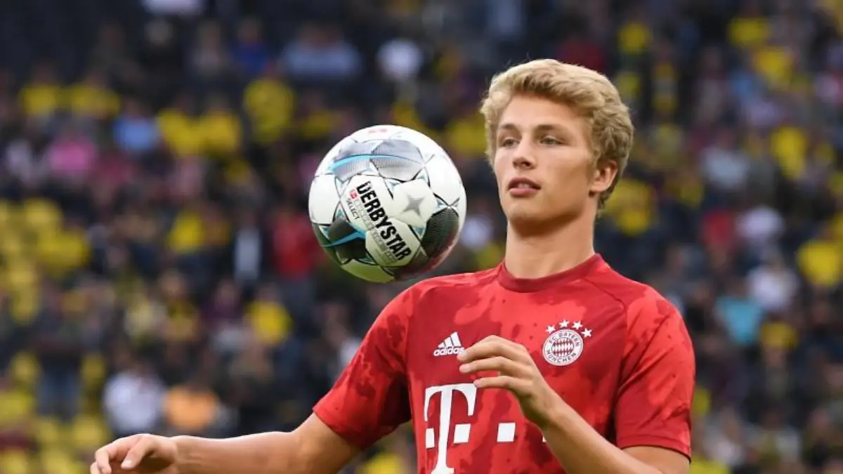 Bayerns Fiete Arp nimmt den Ball an