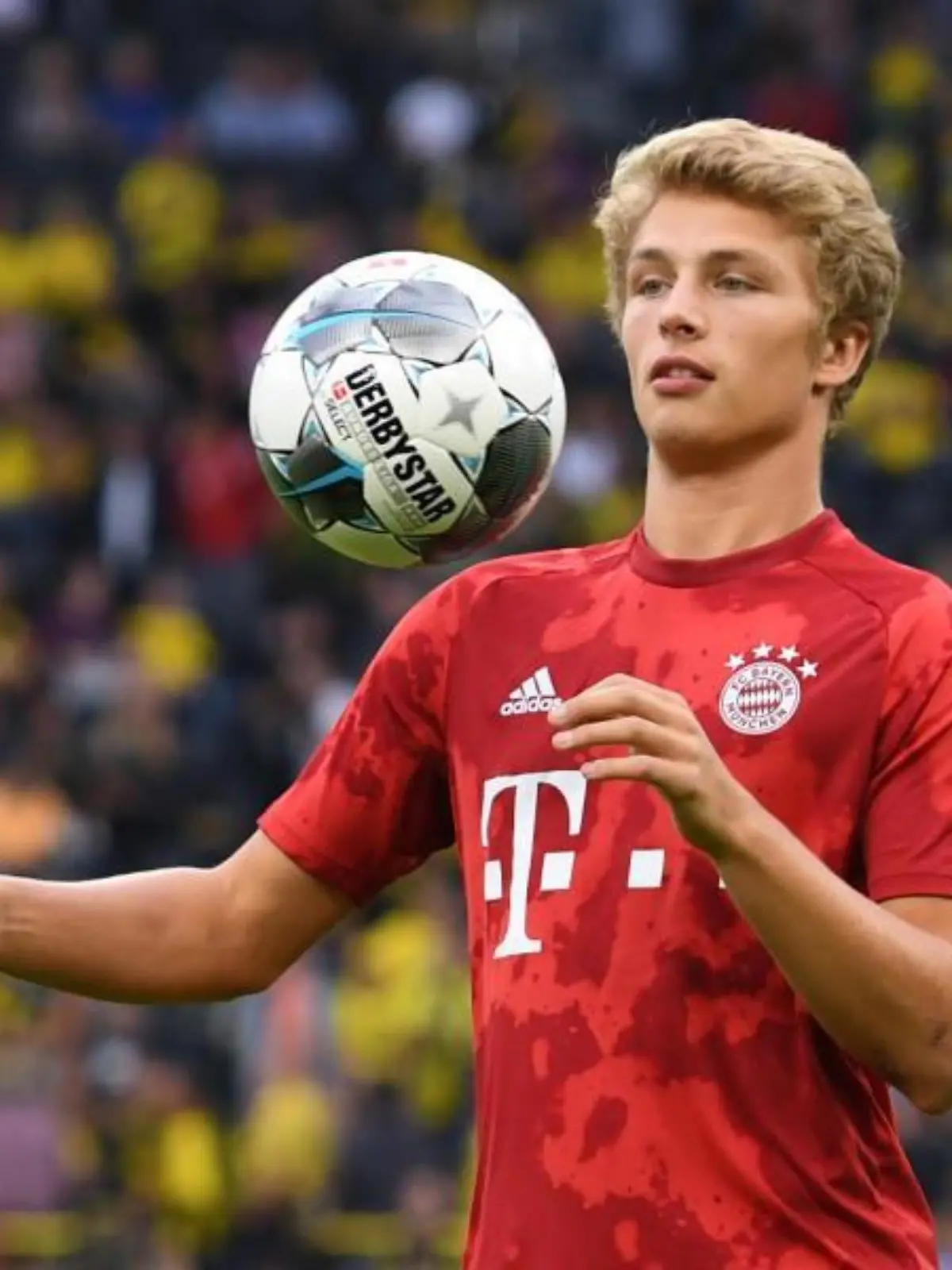 Bayerns Fiete Arp nimmt den Ball an