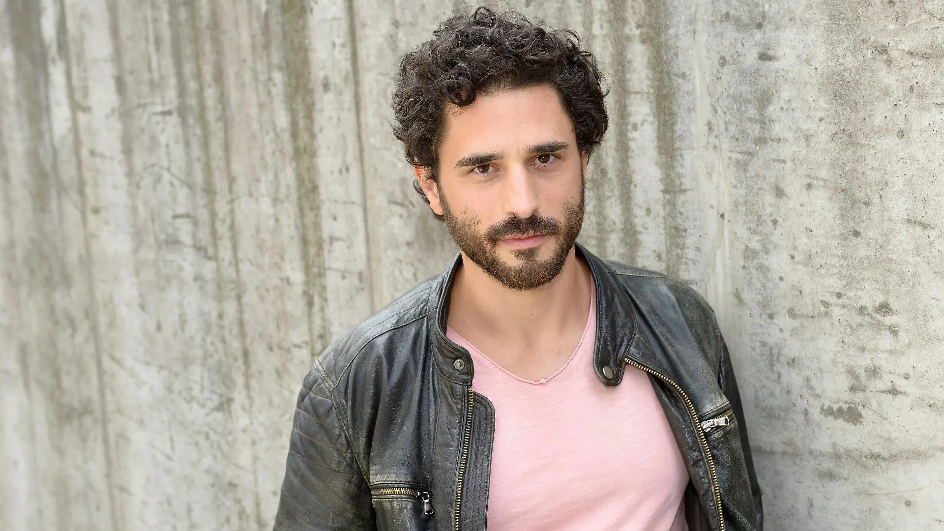 HANDOUT - 28.08.2020, Brandenburg, Potsdam: Schauspieler Jan Kittmann als Bauleiter Tobias Evers in der RTL-Serie «Gute Zeiten, schlechte Zeiten». Der 37-Jährige übernimmt von diesem Herbst an eine Hauptrolle in der RTL-Serie, teilte der Fernsehsender am 17.09.2020 mit. Foto: Rolf Baumgartner/TVNOW/dpa - ACHTUNG: Nur zur redaktionellen Verwendung im Zusammenhang mit einer Berichterstattung über die RTL-Serie «Gute Zeiten, schlechte Zeiten» und nur mit vollständiger Nennung des vorstehenden Credits +++ dpa-Bildfunk +++