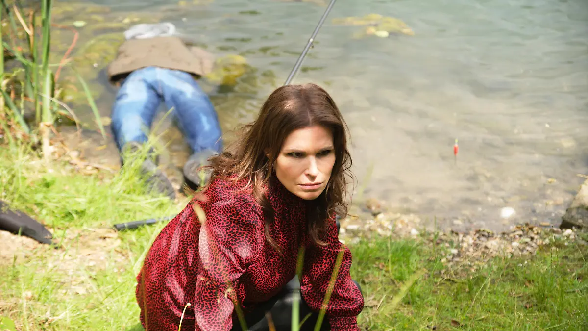 Britta (Tabea Heynig) macht eine schockierende Entdeckung: Robert ist tot...
Die Verwendung des sendungsbezogenen Materials ist nur mit dem Hinweis und Verlinkung auf RTL+ gestattet.