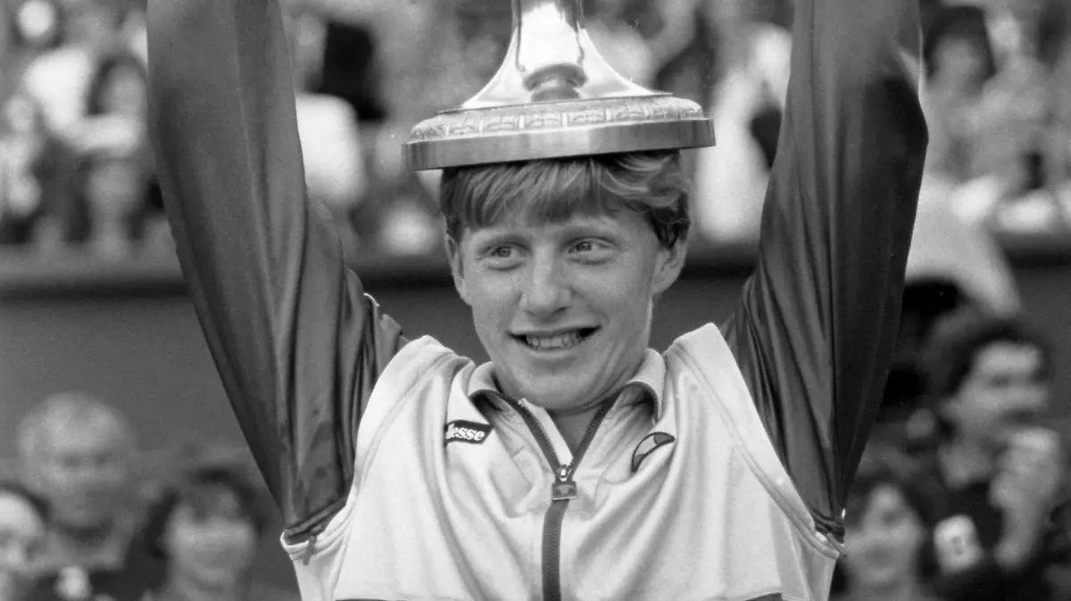 Nach seinem Sieg beim Stella Artois Tennisturnier im Queens Club in London am 16.06.1985 hält Boris Becker seine Trophäe in die Höhe. Er besiegte Johan Krieg mit 6-2, 6-3. Foto: PA +++(c) dpa - Report+++