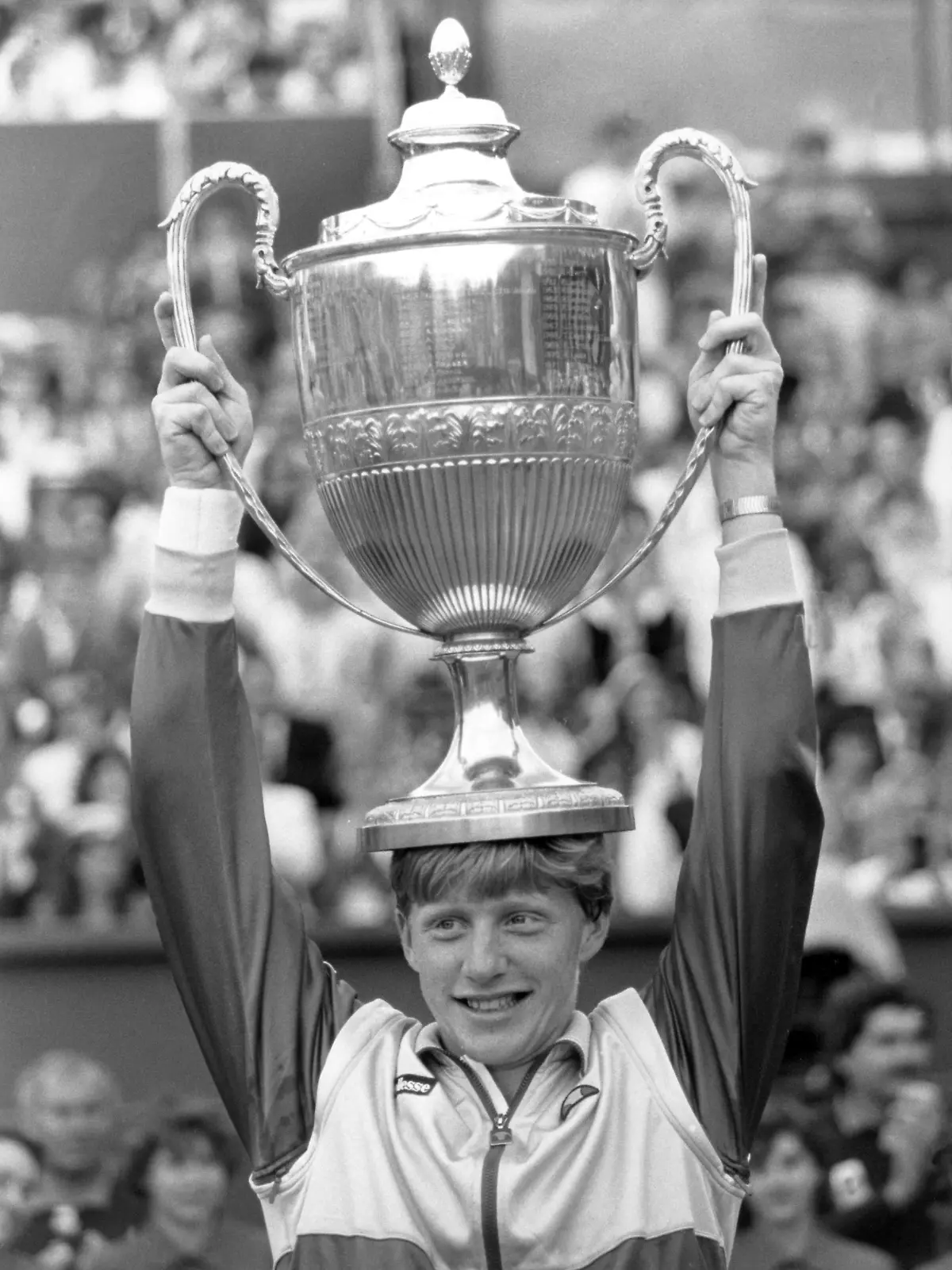 Nach seinem Sieg beim Stella Artois Tennisturnier im Queens Club in London am 16.06.1985 hält Boris Becker seine Trophäe in die Höhe. Er besiegte Johan Krieg mit 6-2, 6-3. Foto: PA +++(c) dpa - Report+++