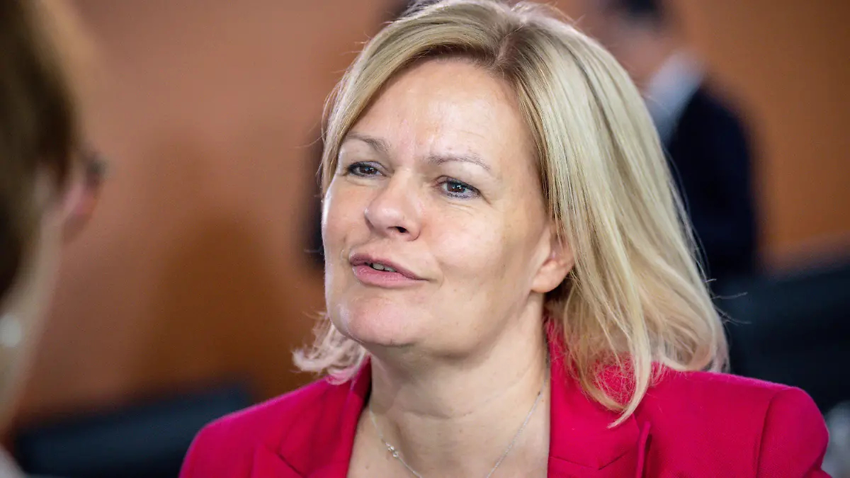 15.06.2022, Berlin: Nancy Faeser (SPD), Bundesministerin des Innern und Heimat, wartet auf den Beginn der Sitzung des Bundeskabinetts im Kanzleramt. Foto: Michael Kappeler/dpa +++ dpa-Bildfunk +++