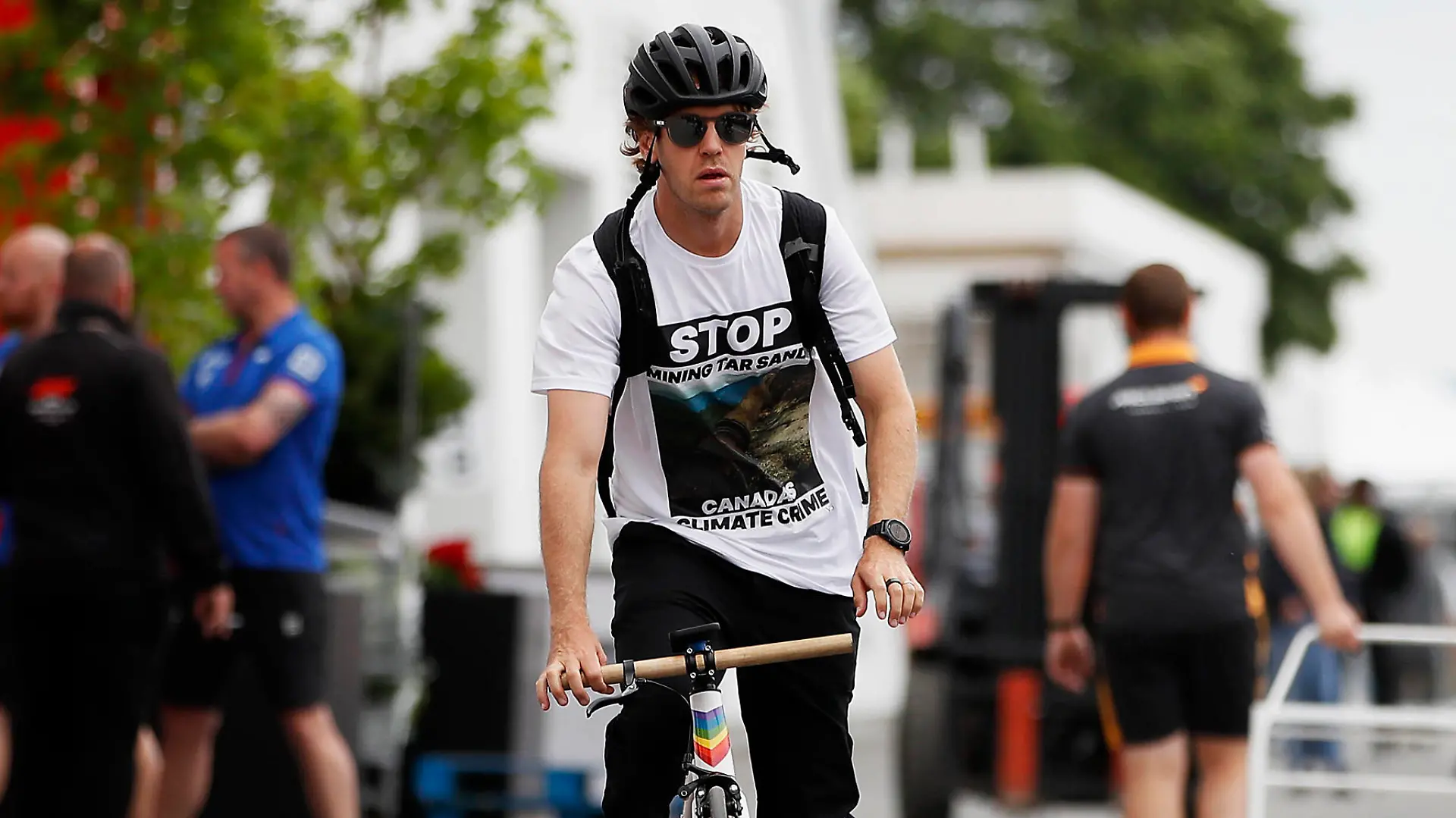 Formula 1 2022: Canadian GP CIRCUIT GILLES-VILLENEUVE, CANADA - JUNE 16: Sebastian Vettel, Aston Martin, arrives on a bike during the Canadian GP at Circuit Gilles-Villeneuve on Thursday June 16, 2022 in Montreal, Canada. Photo by Zak Mauger / LAT Images Images PUBLICATIONxINxGERxSUIxAUTxHUNxONLY GP2209_142838_56I8276
