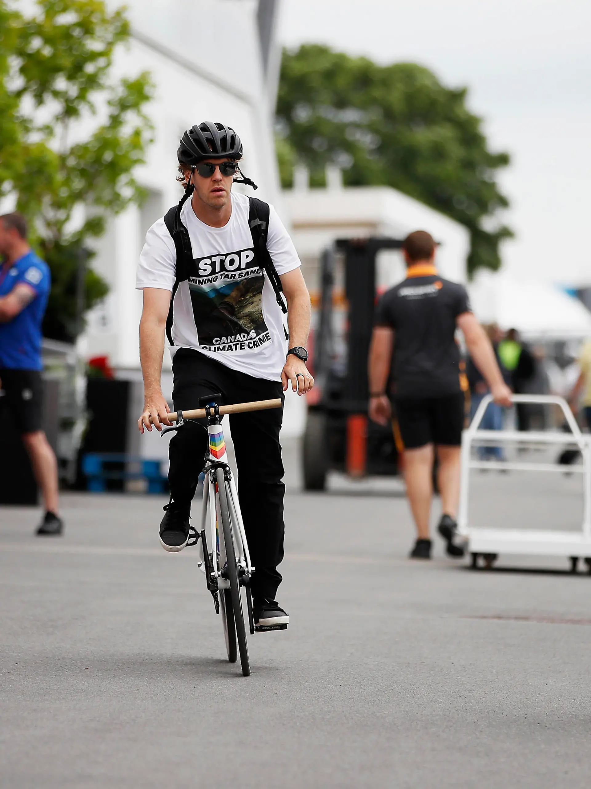  Formula 1 2022: Canadian GP CIRCUIT GILLES-VILLENEUVE, CANADA - JUNE 16: Sebastian Vettel, Aston Martin, arrives on a bike during the Canadian GP at Circuit Gilles-Villeneuve on Thursday June 16, 2022 in Montreal, Canada. Photo by Zak Mauger / LAT Images Images PUBLICATIONxINxGERxSUIxAUTxHUNxONLY GP2209_142838_56I8276