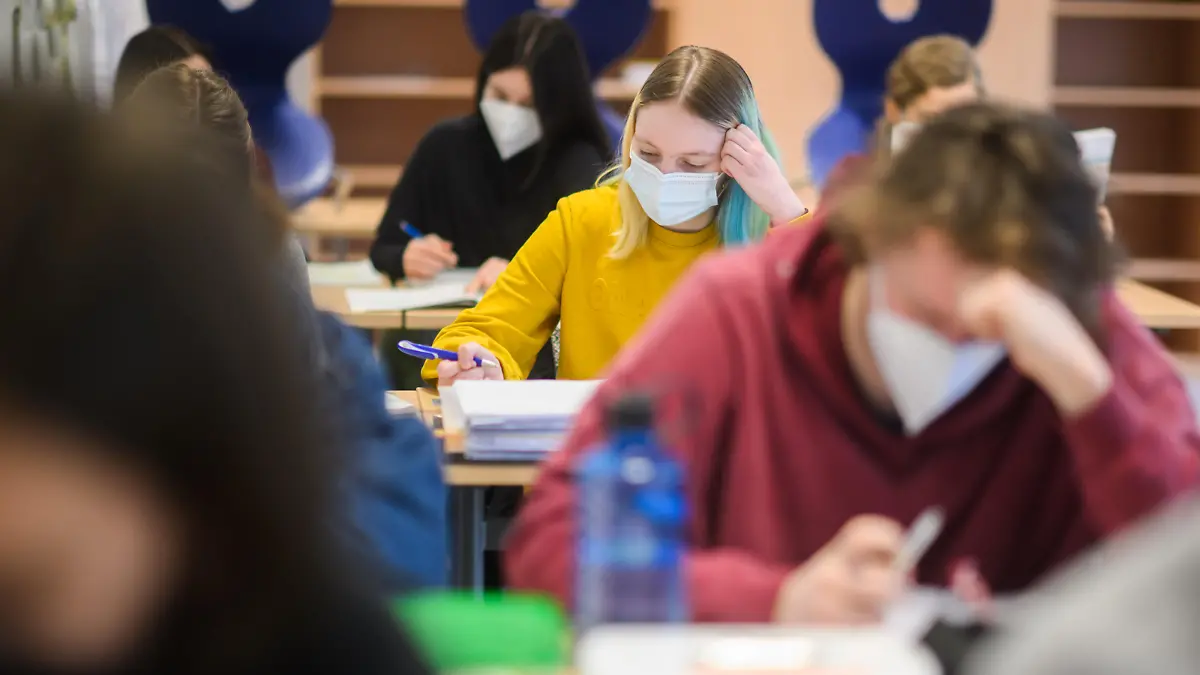 Schüler eines Abiturjahrgangs sitzen in einem Klassenraum der IGS Bothfeld beim Unterricht des Deutsch-Leistungskurses. Niedersachsens Kultusminister Tonne hat sich am Montag mit Schülern über die Pandemie-Situation ausgetauscht.