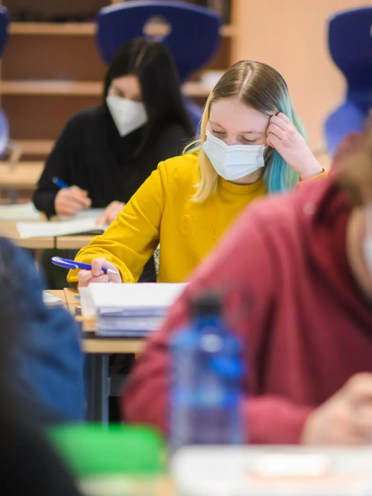 Schüler eines Abiturjahrgangs sitzen in einem Klassenraum der IGS Bothfeld beim Unterricht des Deutsch-Leistungskurses. Niedersachsens Kultusminister Tonne hat sich am Montag mit Schülern über die Pandemie-Situation ausgetauscht.