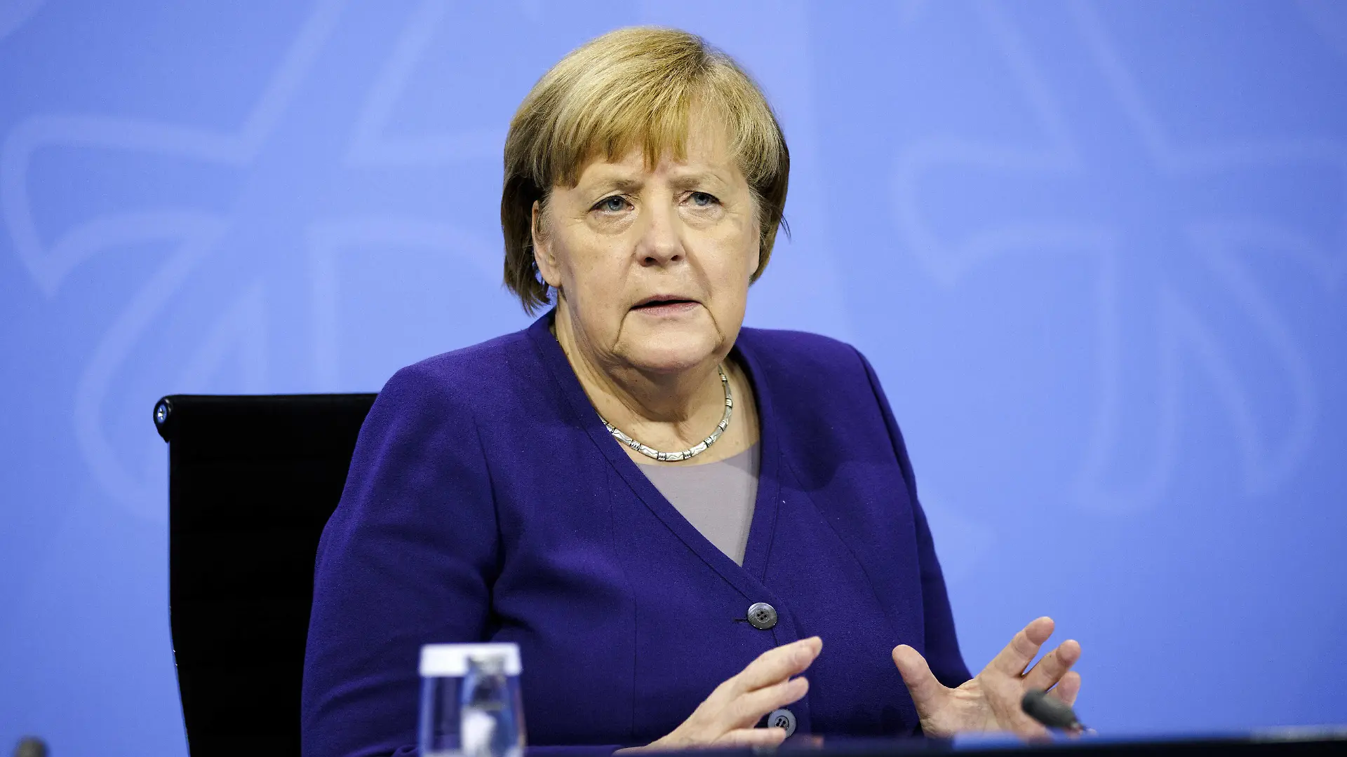 Bundeskanzlerin Angela Merkel aufgenommen im Rahmen einer Pressekonferenz im Anschluss an die Beratungen mit den Regierungschefinnen und Regierungschefs der Laender ueber das weitere Vorgehen in der Coronapandemie. Berlin, 02.12.2021. Berlin Deutschland *** Chancellor Angela Merkel recorded at a press conference following consultations with the heads of government of the German states on the further course of action in the corona pandemic Berlin, 02 12 2021 Berlin Germany Copyright: xJaninexSchmitz/photothek.dex