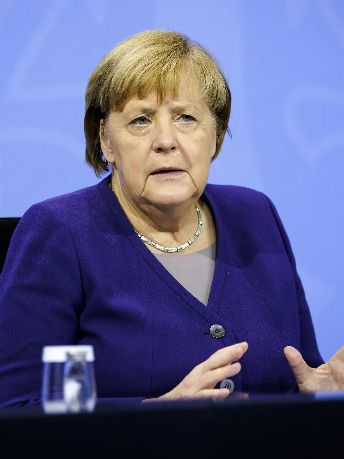  Bundeskanzlerin Angela Merkel aufgenommen im Rahmen einer Pressekonferenz im Anschluss an die Beratungen mit den Regierungschefinnen und Regierungschefs der Laender ueber das weitere Vorgehen in der Coronapandemie. Berlin, 02.12.2021. Berlin Deutschland *** Chancellor Angela Merkel recorded at a press conference following consultations with the heads of government of the German states on the further course of action in the corona pandemic Berlin, 02 12 2021 Berlin Germany Copyright: xJaninexSchmitz/photothek.dex