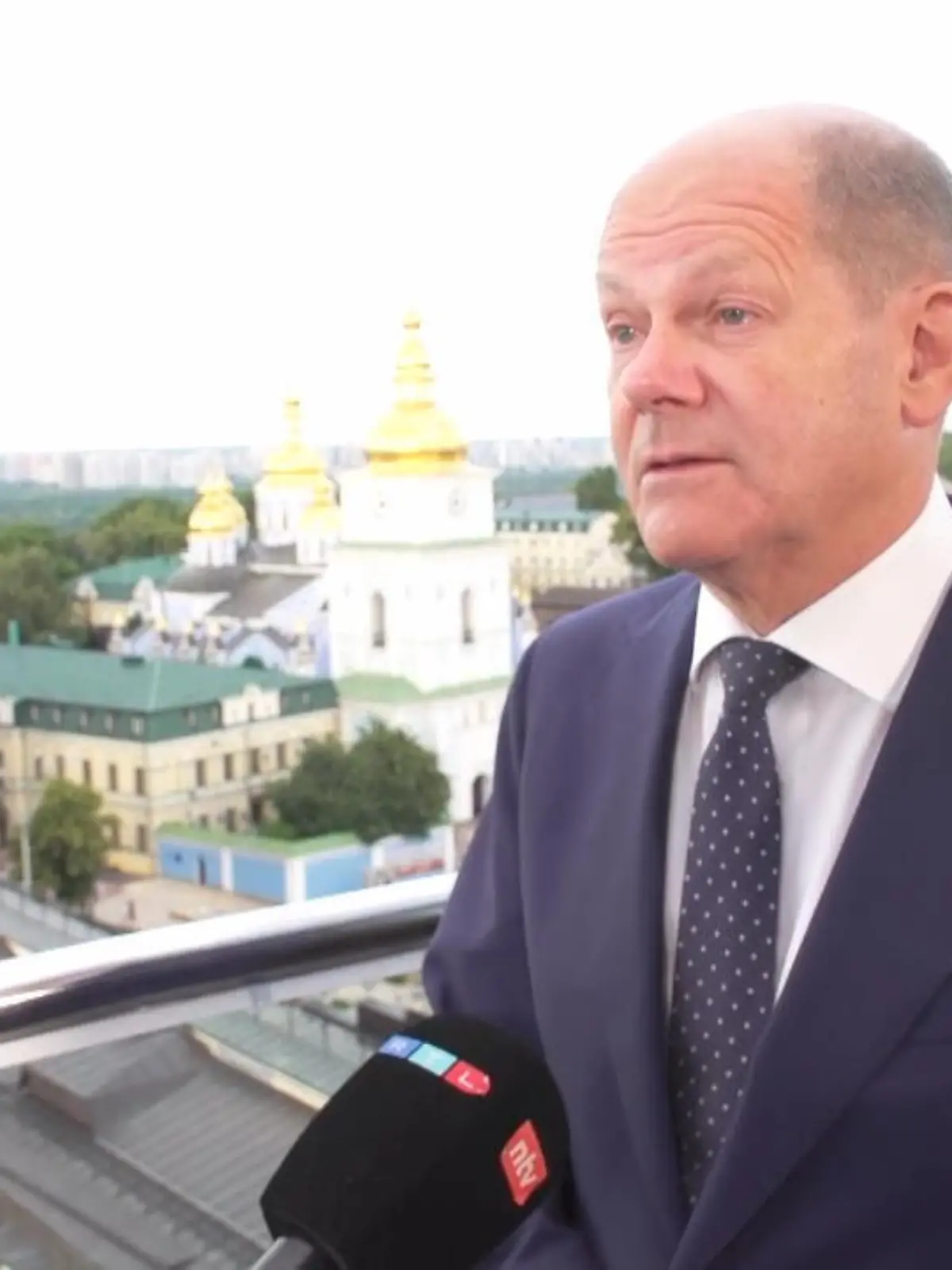 Bundeskanzler Olaf Scholz ist mit dem französischen Präsidenten Emmanuel Macron und dem italienischen Premierminister Mario Draghi nach Kiew gereist. RTL-Reporterin Kavita Sharma hat nach der Pressekonferenz am Donnerstag mit dem Kanzler gesprochen. Bei einer Frage wurde Scholz sehr emotional.