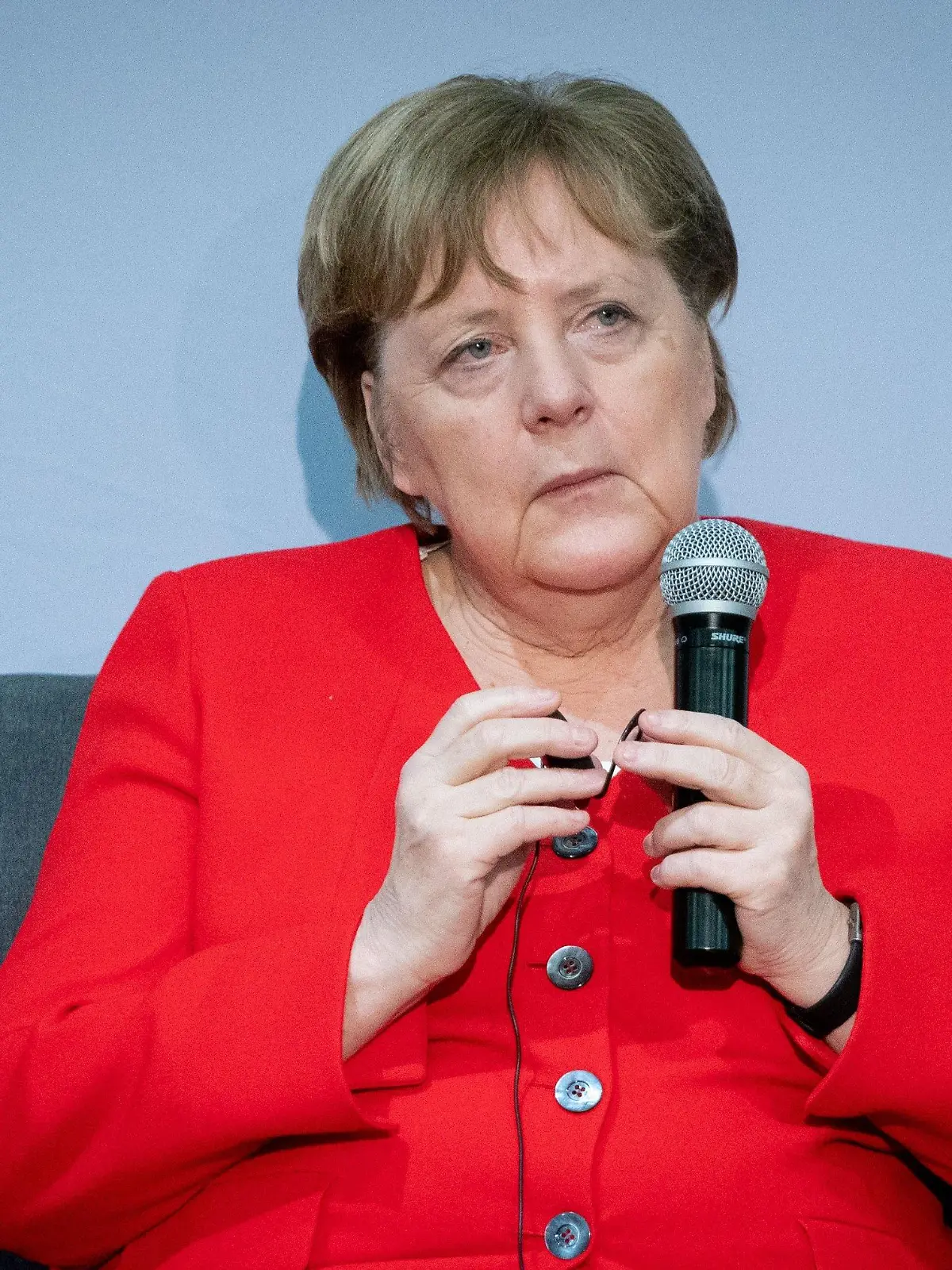 ARCHIV - 06.02.2020, Südafrika, Pretoria: Bundeskanzlerin Angela Merkel (CDU) spricht mit Studenten im Rahmen ihrer Südafrika-Reise. Das Bundesverfassungsgericht verkündet sein Urteil nach AfD-Klagen wegen Äußerungen der früheren Kanzlerin zur Ministerpräsidentenwahl in Thüringen im Februar 2020. Foto: Kay Nietfeld/dpa +++ dpa-Bildfunk +++