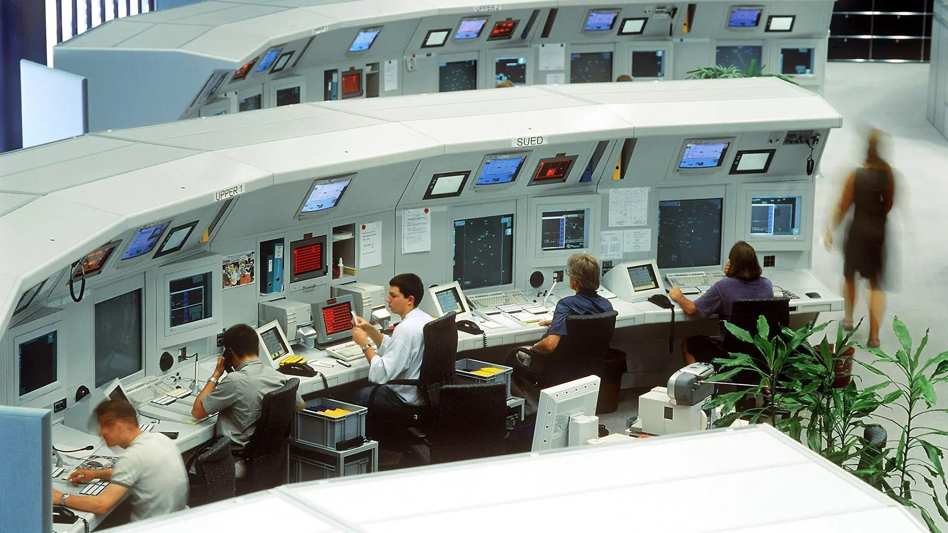 ARCHIV - Das Kontrollzentrum der Schweizer Flugsicherung skyguide am Flughafen Zürich Kloten (Archivfoto vom 16.05.2001). Zwei Flugzeuge sind im Bereich der Schweizer Flugsicherung skyguide beinahe zusammengestoßen. Die Maschinen seien bei 30 Metern Höhenunterschied 740 Meter entfernt aneinander vorbei geflogen, teilte das Schweizer Büro für Flugunfalluntersuchungen (BFU) am Montag mit. Der gefährliche Zwischenfall habe sich am 8. Februar in der französischen Region Annecy südlich von Genf ereignet. Flugleiter von Skyguide werden für das Flugzeugunglück von Überlingen mit 71 Toten im Juli 2002 mitverantwortlich gemacht. Foto: Martin Ruetschi dpa (zu dpa 0614 vom 19.02.2007)  +++(c) dpa - Bildfunk+++