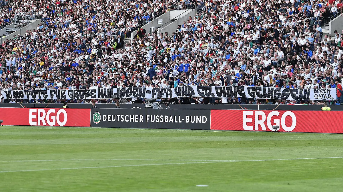 Fußball UEFA Nations League Deutschland - Italien am 14.06.2022 im Borussia-Park in Mönchengladbach Banner im Deutschland Fanblock mit der Aufschrift: 15.000 Tote für große Kulissen - FIFA und Co. ohne Gewissen Boycott Qatar / Katar DFB regulations prohibit any use of photographs as image sequences and/or quasi-video. *** Soccer UEFA Nations League Germany Italy on 14 06 2022 at Borussia Park in Mönchengladbach banner in Germany fan block with the inscription 15 000 dead for great scenery FIFA and Co without conscience boycott Qatar Qatar DFB regulations prohibit any use of photographs as image sequences and or quasi video xHDx 