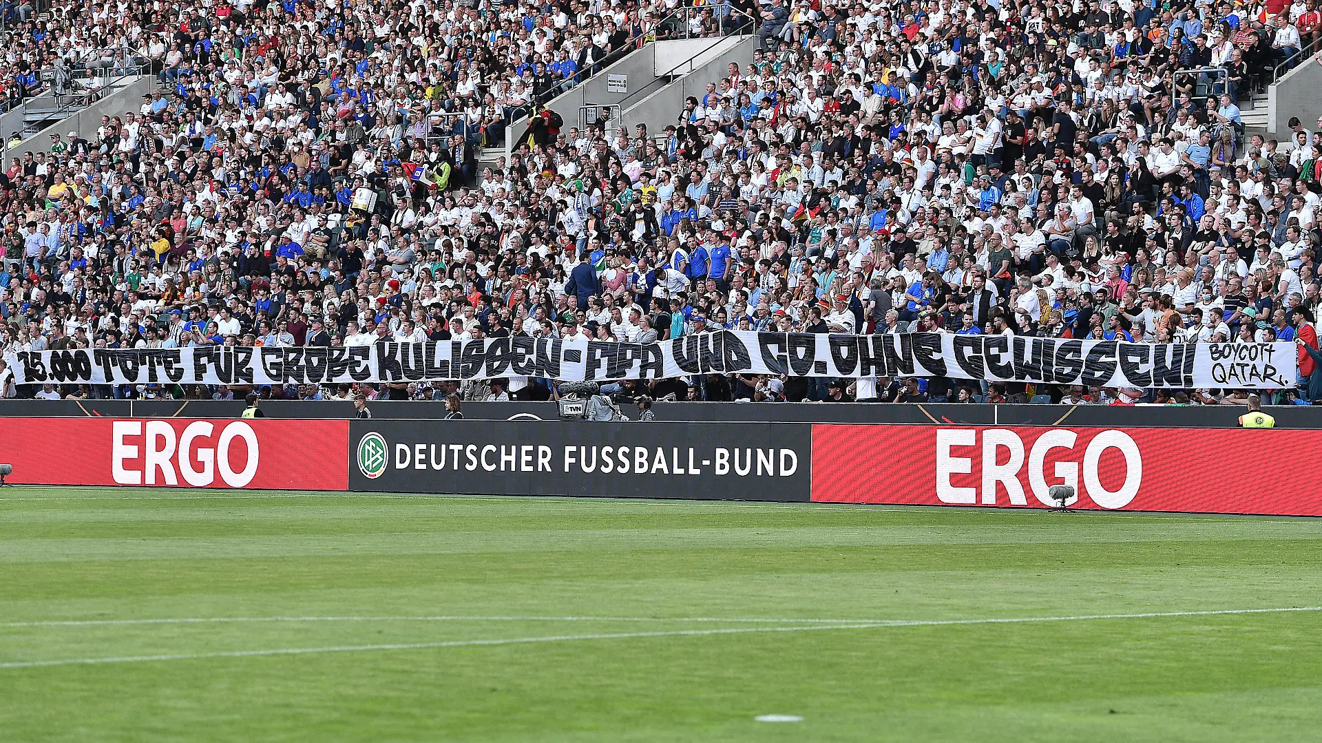 Fußball UEFA Nations League Deutschland - Italien am 14.06.2022 im Borussia-Park in Mönchengladbach Banner im Deutschland Fanblock mit der Aufschrift: 15.000 Tote für große Kulissen - FIFA und Co. ohne Gewissen Boycott Qatar / Katar DFB regulations prohibit any use of photographs as image sequences and/or quasi-video. *** Soccer UEFA Nations League Germany Italy on 14 06 2022 at Borussia Park in Mönchengladbach banner in Germany fan block with the inscription 15 000 dead for great scenery FIFA and Co without conscience boycott Qatar Qatar DFB regulations prohibit any use of photographs as image sequences and or quasi video xHDx 