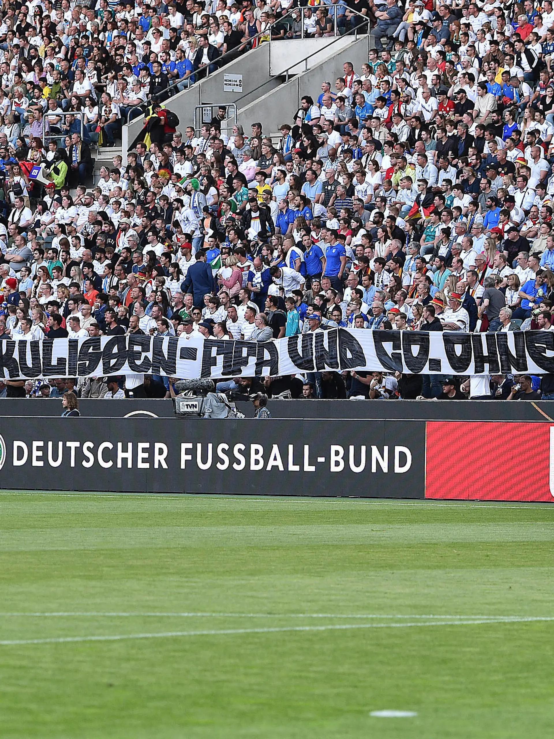 Fußball UEFA Nations League Deutschland - Italien am 14.06.2022 im Borussia-Park in Mönchengladbach Banner im Deutschland Fanblock mit der Aufschrift: 15.000 Tote für große Kulissen - FIFA und Co. ohne Gewissen Boycott Qatar / Katar DFB regulations prohibit any use of photographs as image sequences and/or quasi-video. *** Soccer UEFA Nations League Germany Italy on 14 06 2022 at Borussia Park in Mönchengladbach banner in Germany fan block with the inscription 15 000 dead for great scenery FIFA and Co without conscience boycott Qatar Qatar DFB regulations prohibit any use of photographs as image sequences and or quasi video xHDx 