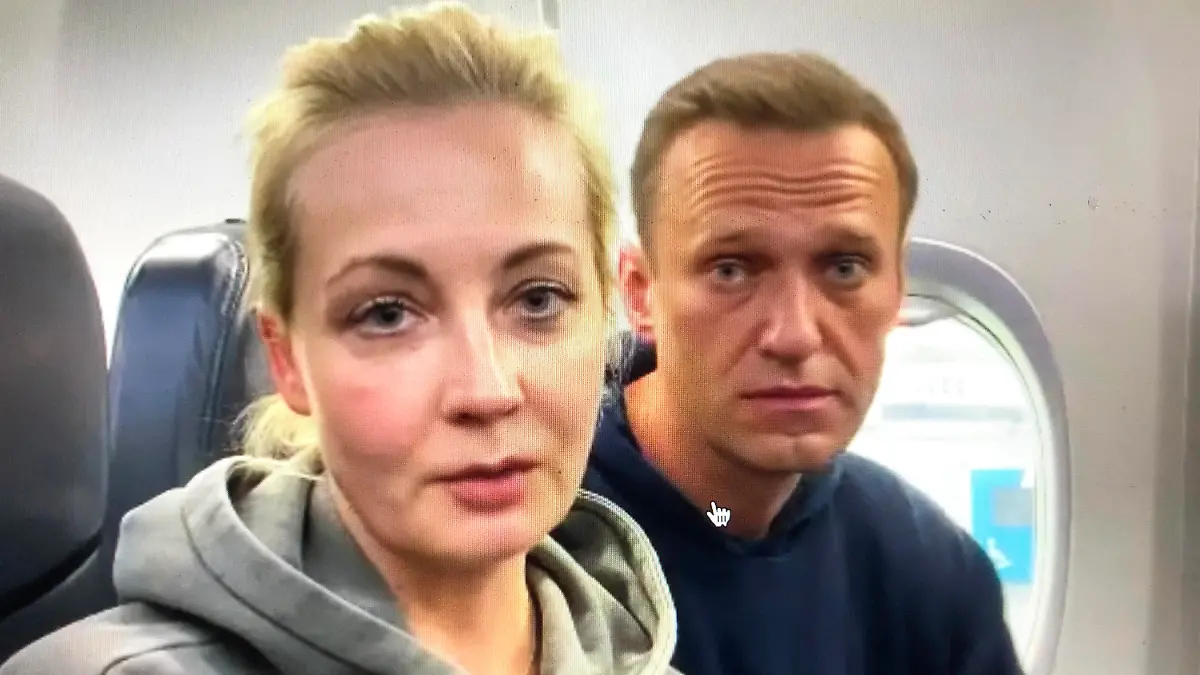 HANDOUT - 17.01.2021, Schönefeld: Kremlgegner Alexej Nawalny (r) und seine Ehefrau Julia sitzen in einem Flugzeug der Fluggesellschaft «Pobeda», um nach Moskau zu fliegen. Nawalny hielt sich für die Behandlung nach seiner Vergiftung für fast fünf Monate in Deutschland auf. Der 44-Jährige gilt als der prominenteste Gegner des russischen Präsidenten Putin. Nawalny will seinen politischen Kampf gegen Putin fortsetzen. (BESTMÖGLICHE QUALITÄT) Foto: -/Alexei Navalny Instagram account/AP/dpa - ACHTUNG: Nur zur redaktionellen Verwendung im Zusammenhang mit der aktuellen Berichterstattung und nur mit vollständiger Nennung des vorstehenden Credits +++ dpa-Bildfunk +++