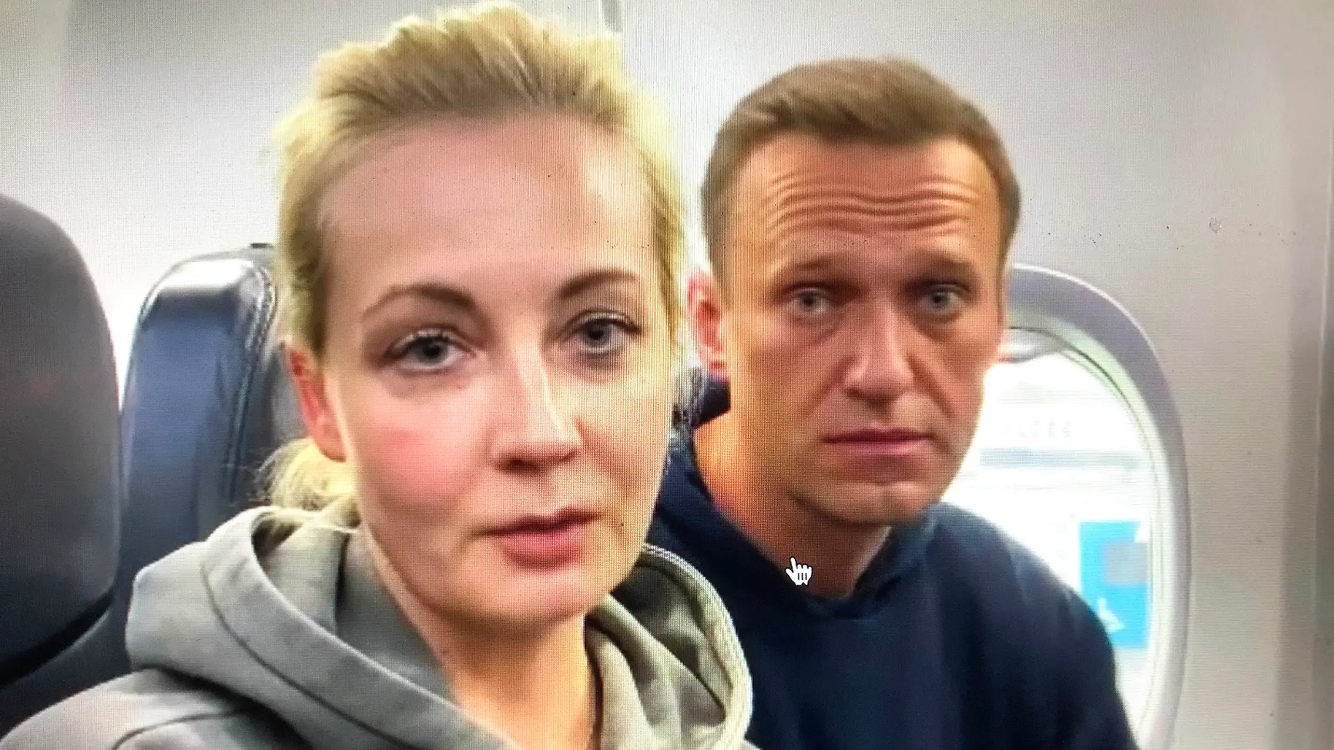 HANDOUT - 17.01.2021, Schönefeld: Kremlgegner Alexej Nawalny (r) und seine Ehefrau Julia sitzen in einem Flugzeug der Fluggesellschaft «Pobeda», um nach Moskau zu fliegen. Nawalny hielt sich für die Behandlung nach seiner Vergiftung für fast fünf Monate in Deutschland auf. Der 44-Jährige gilt als der prominenteste Gegner des russischen Präsidenten Putin. Nawalny will seinen politischen Kampf gegen Putin fortsetzen. (BESTMÖGLICHE QUALITÄT) Foto: -/Alexei Navalny Instagram account/AP/dpa - ACHTUNG: Nur zur redaktionellen Verwendung im Zusammenhang mit der aktuellen Berichterstattung und nur mit vollständiger Nennung des vorstehenden Credits +++ dpa-Bildfunk +++