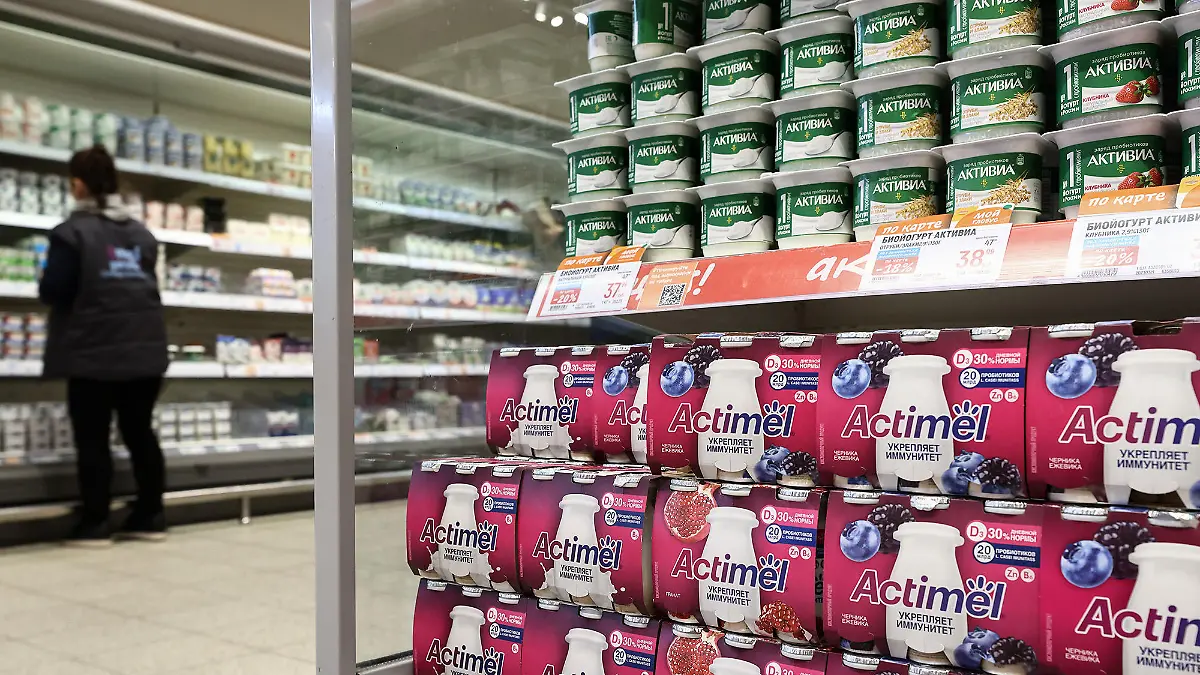 DIESES FOTO WIRD VON DER RUSSISCHEN STAATSAGENTUR TASS ZUR VERFÜGUNG GESTELLT. [RUSSIA, RYAZAN - APRIL 7, 2023: Actimel milk drinks and Activia yogurts are on sale in a Globus hypermarket. The French multinational food company Danone plans to withdraw its brands Actimel, Activia, Alpro and Danone from the Russian market. Alexander Ryumin/TASS]