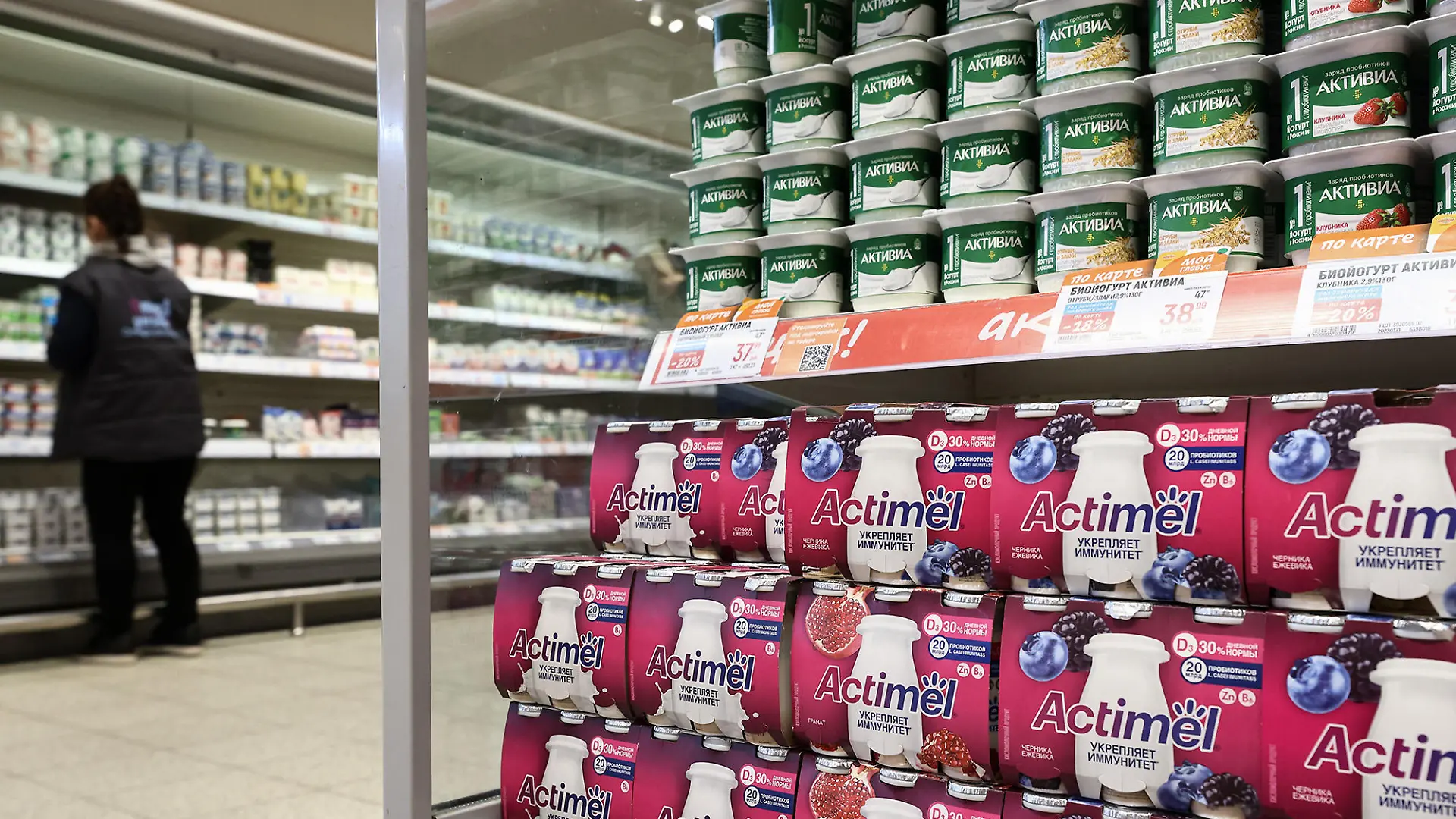 DIESES FOTO WIRD VON DER RUSSISCHEN STAATSAGENTUR TASS ZUR VERFÜGUNG GESTELLT. [RUSSIA, RYAZAN - APRIL 7, 2023: Actimel milk drinks and Activia yogurts are on sale in a Globus hypermarket. The French multinational food company Danone plans to withdraw its brands Actimel, Activia, Alpro and Danone from the Russian market. Alexander Ryumin/TASS]