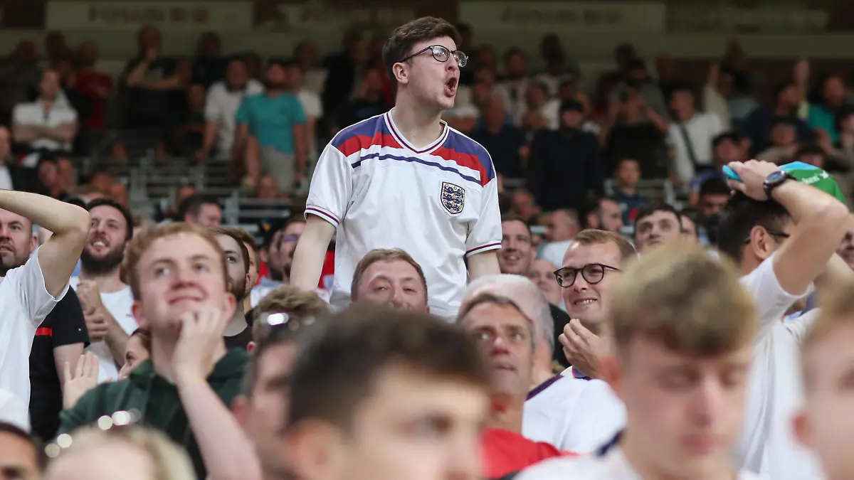 England v Hungary 14 June 2022, Wolverhampton - UEFA Nations League - League A Group 3 - England v Hungary - An England fan voices his annoyance - Photo: Mark Leech / Offside. Wolverhampton UK *** England gegen Ungarn 14. Juni 2022, Wolverhampton UEFA Nations League Liga A Gruppe 3 England gegen Ungarn Ein englischer Fan äußert seinen Unmut Foto Mark Leech Abseits Wolverhampton UK PUBLICATIONxINxGERxSUIxAUTxONLY Copyright: xMarkxLeechx/xOffsidexOffside