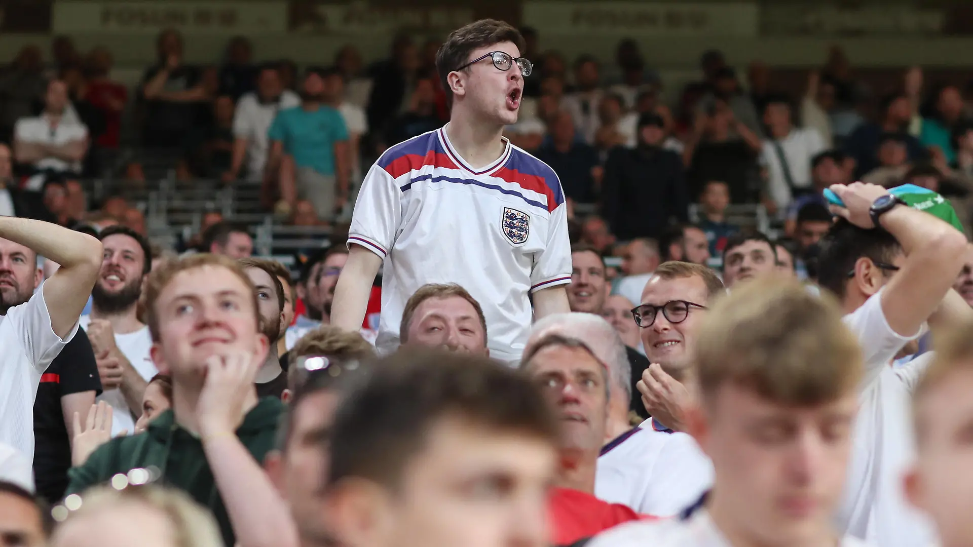 England v Hungary 14 June 2022, Wolverhampton - UEFA Nations League - League A Group 3 - England v Hungary - An England fan voices his annoyance - Photo: Mark Leech / Offside. Wolverhampton UK *** England gegen Ungarn 14. Juni 2022, Wolverhampton UEFA Nations League Liga A Gruppe 3 England gegen Ungarn Ein englischer Fan äußert seinen Unmut Foto Mark Leech Abseits Wolverhampton UK PUBLICATIONxINxGERxSUIxAUTxONLY Copyright: xMarkxLeechx/xOffsidexOffside