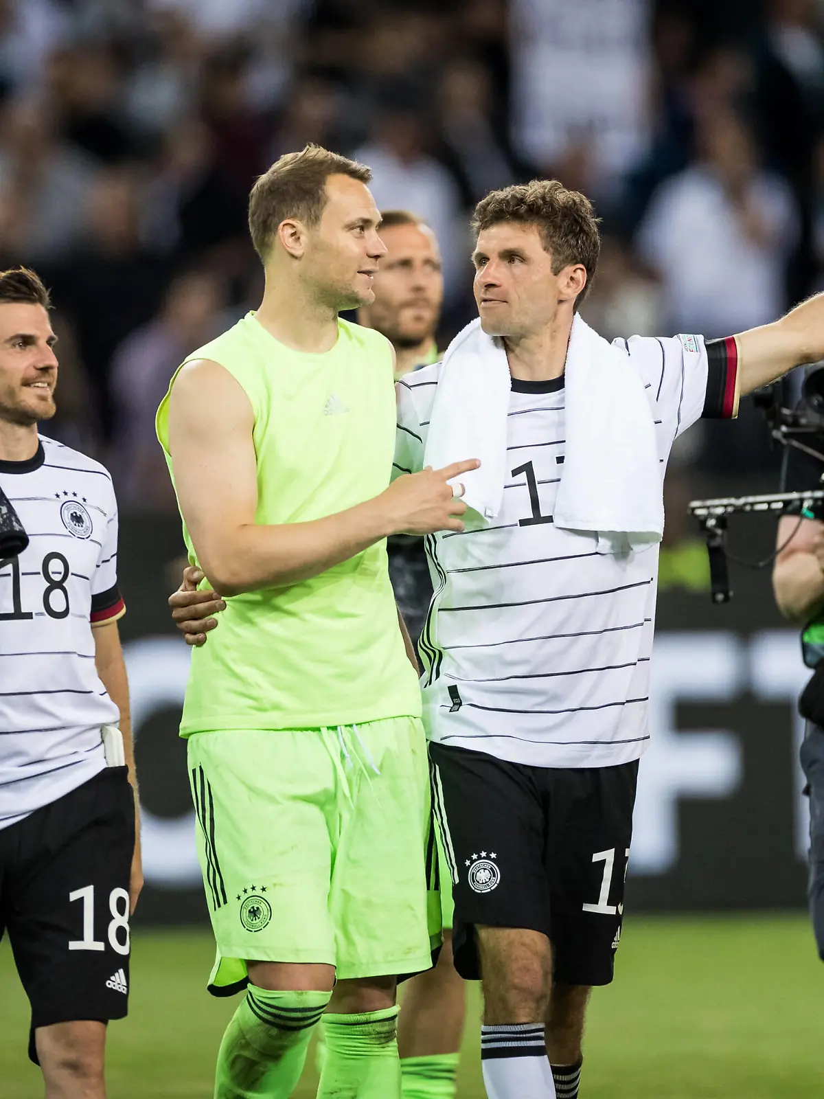  UEFA Nations League, Deutschland - Italien 14.06.2022 Die Mannschaft bedankt sich bei den Fans fuer die Unterstuetzung Manuel Neuer 1, Deutschland, Thomas Mueller 13, Deutschland UEFA Nations League, Deutschland - Italien, Moenchengladbach, BORUSSIA-PARK *** UEFA Nations League, Germany Italy 14 06 2022 The team thanks the fans for their support Manuel Neuer 1, Germany , Thomas Mueller 13, Germany UEFA Nations League, Germany Italy, Moenchengladbach, BORUSSIA PARK Copyright: xBEAUTIFULxSPORTS/Wunderlx