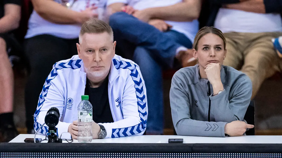 ARCHIV - 10.05.2023, Baden-Württemberg, Stuttgart: Volleyball, Frauen: Bundesliga, MTV Stuttgart - SC Potsdam, Meisterschaftsrunde, Finale, 3. Spieltag, Scharrena Stuttgart. Stuttgarts Trainer Tore Aleksandersen (l) sitzt neben der Sportlichen Leiterin Kim Oszvald-Renkema. Ob Aleksandersen, der an Prostatakrebs leidet, als Cheftrainer in Stuttgart weiterarbeiten kann, ist noch offen. (zu dpa: ««Irgendeine Rolle»: MTV hofft auf Aleksandersens Verbleib») Foto: Tom Weller/dpa +++ dpa-Bildfunk +++