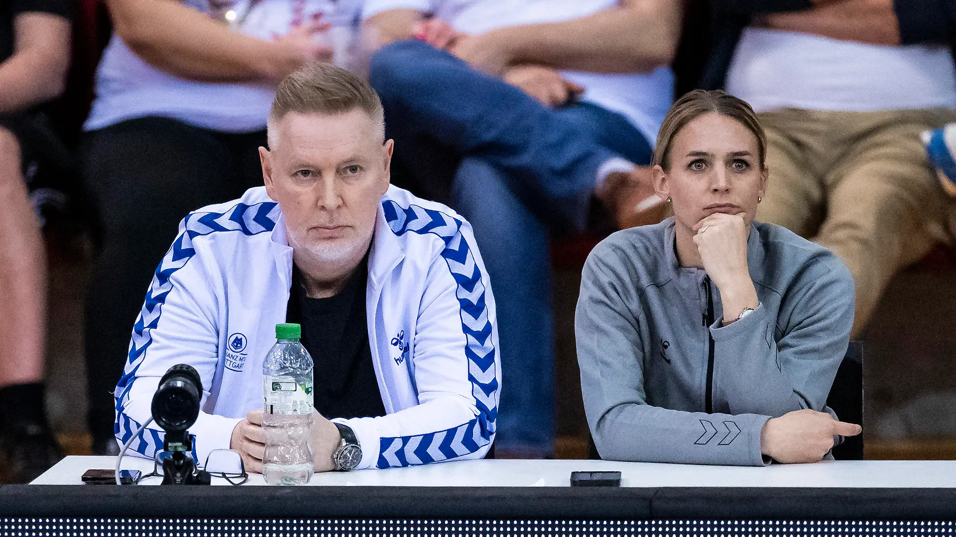 ARCHIV - 10.05.2023, Baden-Württemberg, Stuttgart: Volleyball, Frauen: Bundesliga, MTV Stuttgart - SC Potsdam, Meisterschaftsrunde, Finale, 3. Spieltag, Scharrena Stuttgart. Stuttgarts Trainer Tore Aleksandersen (l) sitzt neben der Sportlichen Leiterin Kim Oszvald-Renkema. Ob Aleksandersen, der an Prostatakrebs leidet, als Cheftrainer in Stuttgart weiterarbeiten kann, ist noch offen. (zu dpa: ««Irgendeine Rolle»: MTV hofft auf Aleksandersens Verbleib») Foto: Tom Weller/dpa +++ dpa-Bildfunk +++