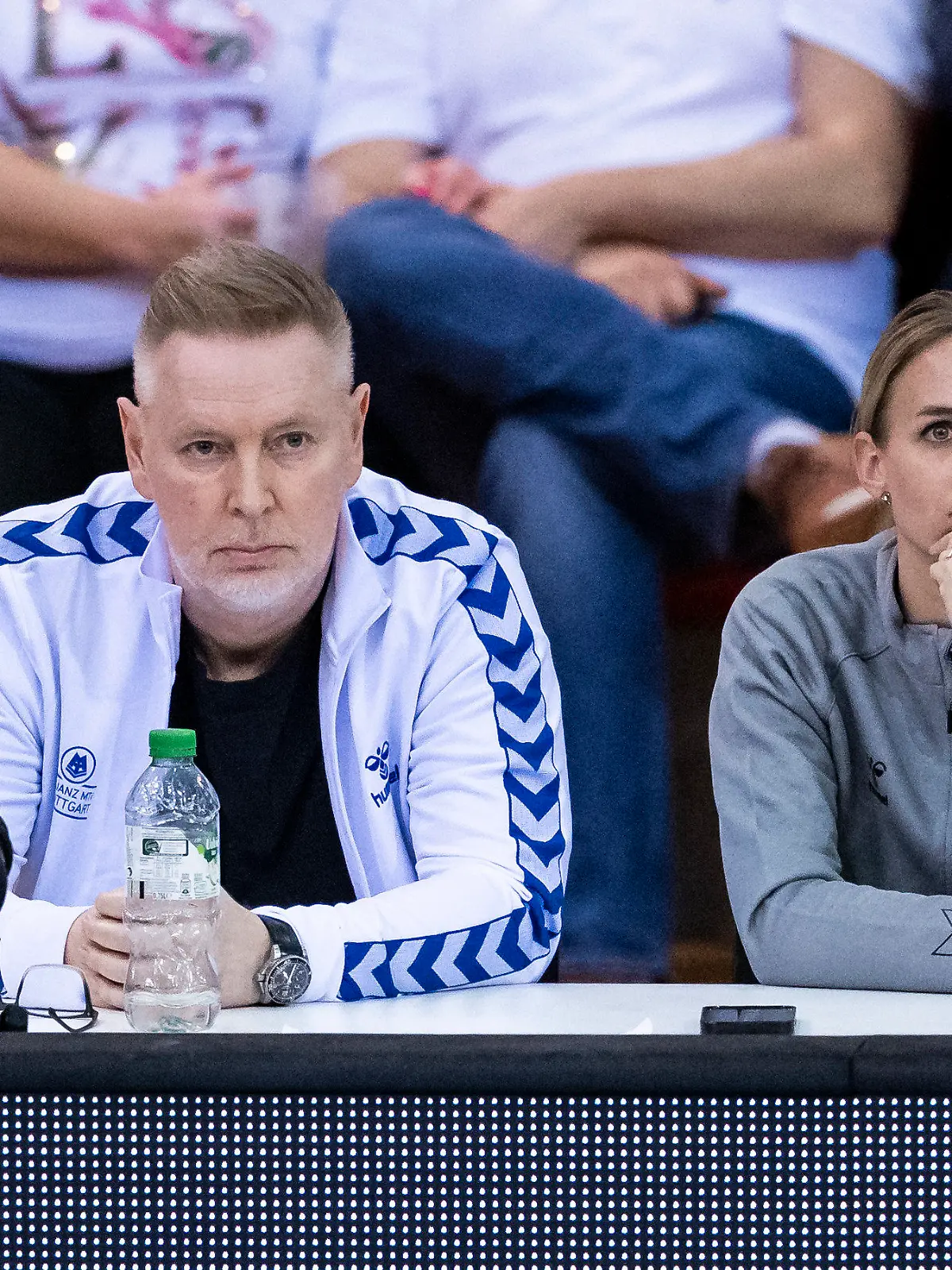 ARCHIV - 10.05.2023, Baden-Württemberg, Stuttgart: Volleyball, Frauen: Bundesliga, MTV Stuttgart - SC Potsdam, Meisterschaftsrunde, Finale, 3. Spieltag, Scharrena Stuttgart. Stuttgarts Trainer Tore Aleksandersen (l) sitzt neben der Sportlichen Leiterin Kim Oszvald-Renkema. Ob Aleksandersen, der an Prostatakrebs leidet, als Cheftrainer in Stuttgart weiterarbeiten kann, ist noch offen. (zu dpa: ««Irgendeine Rolle»: MTV hofft auf Aleksandersens Verbleib») Foto: Tom Weller/dpa +++ dpa-Bildfunk +++