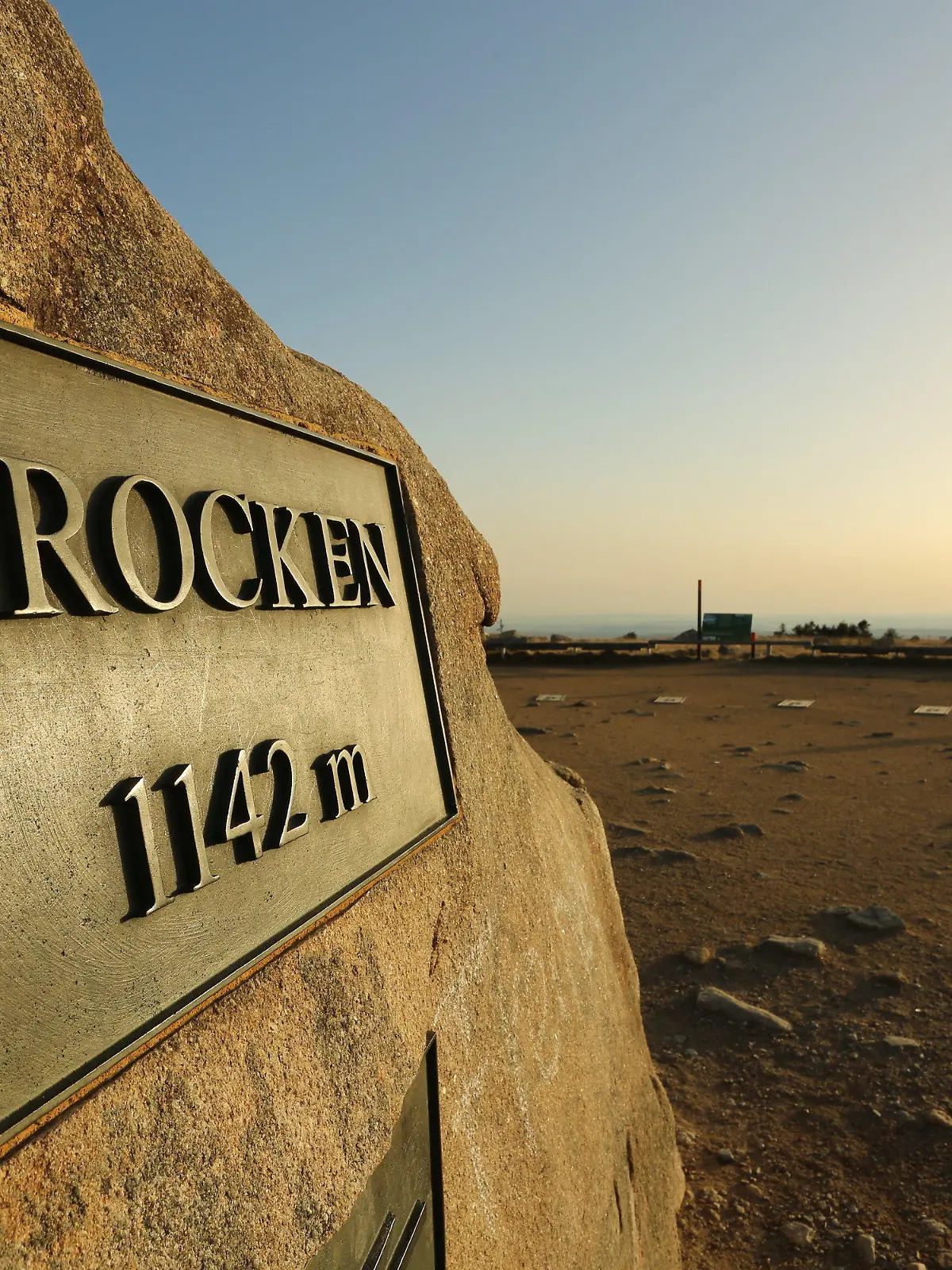 ARCHIV - 08.11.2020, Sachsen-Anhalt, Schierke: Menschenleer ist der Brocken. Auf dem Brocken ist nach Angaben des Deutschen Wetterdienstes (DWD) bis zum Mittag des 19.07.2022 das Thermometer auf einen neuen Tageshöchstwert von 26,9 Grad Celsius geklettert. (zu dpa "DWD: Brocken mit 26,9 Grad - höchster Tageswert seit 1947") Foto: Matthias Bein/dpa-Zentralbild/dpa +++ dpa-Bildfunk +++