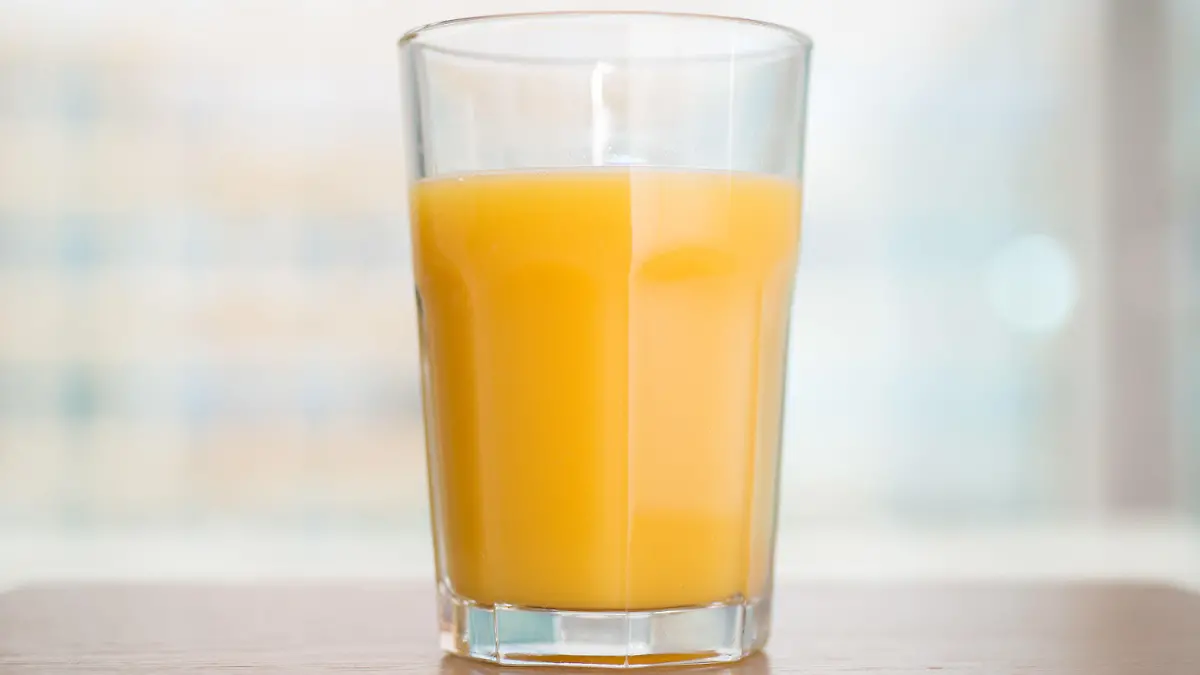 ARCHIV - 29.03.2018, Berlin: Ein Glas Orangensaft. Die deutschen Fruchtsaft-Hersteller schlagen Alarm: Orangensaftkonzentrat wird weltweit knapp. (zu dpa «Safthersteller warnen: Orangensaftkonzentrat wird weltweit knapp») Foto: Andrea Warnecke/dpa-tmn/dpa +++ dpa-Bildfunk +++