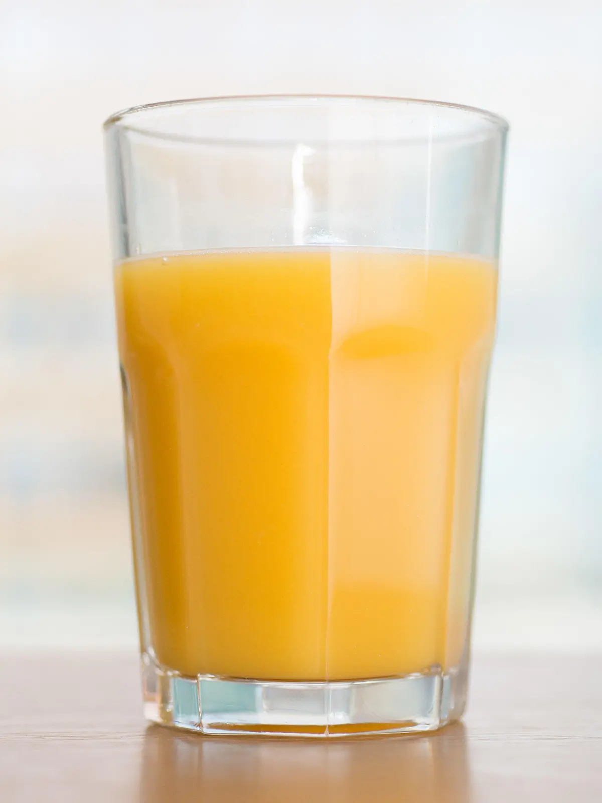 ARCHIV - 29.03.2018, Berlin: Ein Glas Orangensaft. Die deutschen Fruchtsaft-Hersteller schlagen Alarm: Orangensaftkonzentrat wird weltweit knapp. (zu dpa «Safthersteller warnen: Orangensaftkonzentrat wird weltweit knapp») Foto: Andrea Warnecke/dpa-tmn/dpa +++ dpa-Bildfunk +++