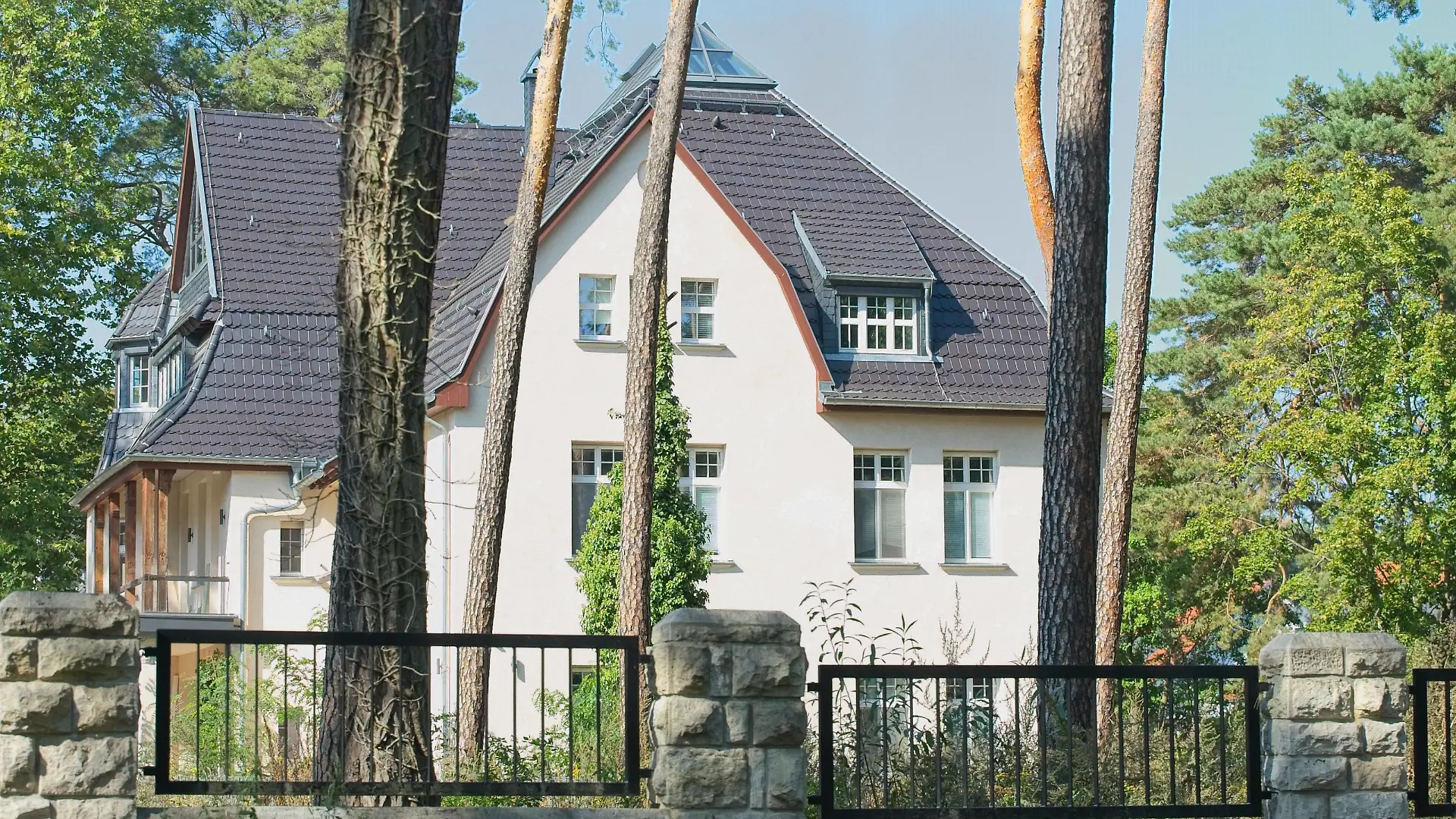 Kleinmachnow GER, Kleinmachnow, 22.09.20, Villa von Arafad Abou - Chaker Berliner Clanchef Abou-Chaker - die Villa in Kleinmachnow, ehemals gemeinsames Anwesen von Ihm und Bushido, 22.09.2020, *** Kleinmachnow GER, Kleinmachnow, 22 09 20, villa of Arafad Abou Chaker Berlin clan leader Abou Chaker the villa in Kleinmachnow, formerly shared property of him and Bushido, 22 09 2020, Copyright: xUwexKoch/xEibner-Pressefotox EP_ukh