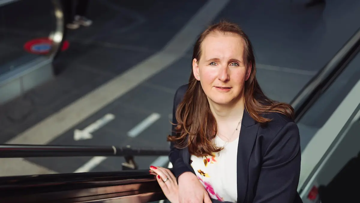 Nora Angerstein, Transfrau und DB Angestellte im Controlling im Hauptbahnhof Berlin