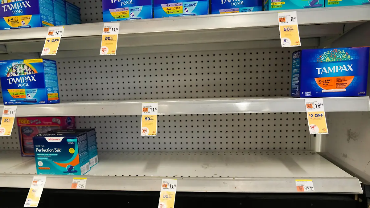 Tampons Shortage View of womens hygiene products at a Duane Reade in New York City on June 10, 2022. Top retailers and manufacturers acknowledged the shortages this week, confirming complaints that have been circulating on social media for months. The issue garnered national attention this week after an article in Time called the dearth of tampons and pads the shortage no one is talking about. New York City United States PUBLICATIONxNOTxINxFRA Copyright: xJohnxNacionx originalFilename: nacion-tamponss220610_npo0h.jpg