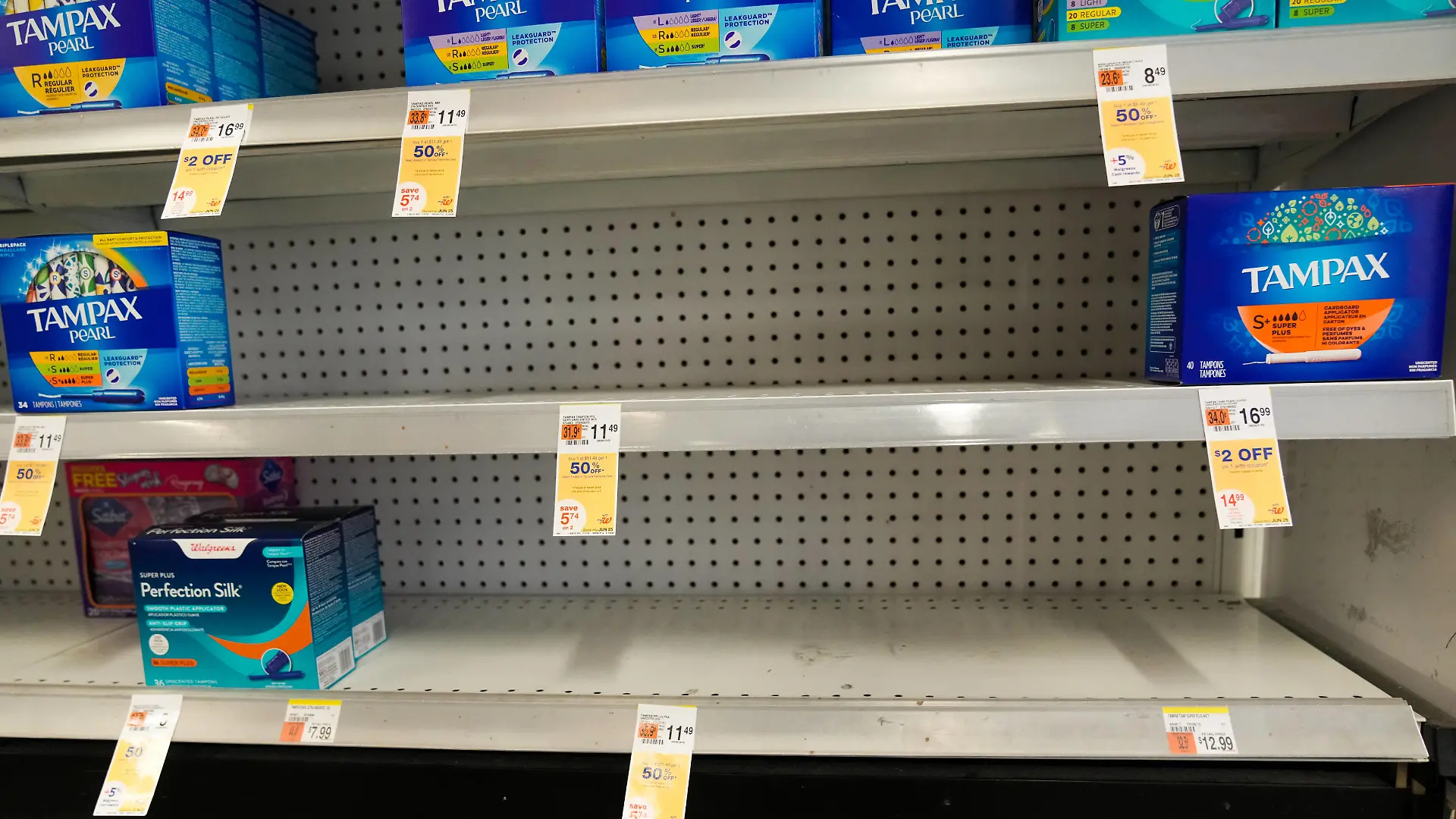 Tampons Shortage View of womens hygiene products at a Duane Reade in New York City on June 10, 2022. Top retailers and manufacturers acknowledged the shortages this week, confirming complaints that have been circulating on social media for months. The issue garnered national attention this week after an article in Time called the dearth of tampons and pads the shortage no one is talking about. New York City United States PUBLICATIONxNOTxINxFRA Copyright: xJohnxNacionx originalFilename: nacion-tamponss220610_npo0h.jpg