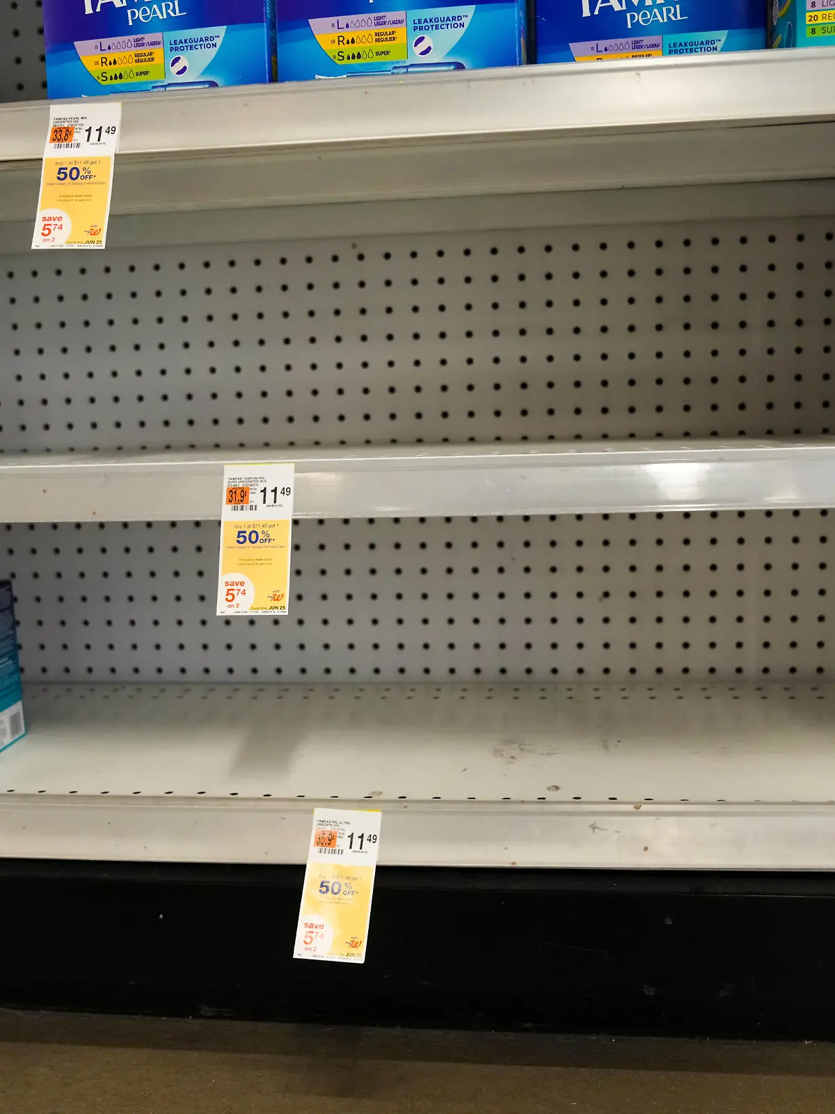 Tampons Shortage View of womens hygiene products at a Duane Reade in New York City on June 10, 2022. Top retailers and manufacturers acknowledged the shortages this week, confirming complaints that have been circulating on social media for months. The issue garnered national attention this week after an article in Time called the dearth of tampons and pads the shortage no one is talking about. New York City United States PUBLICATIONxNOTxINxFRA Copyright: xJohnxNacionx originalFilename: nacion-tamponss220610_npo0h.jpg 