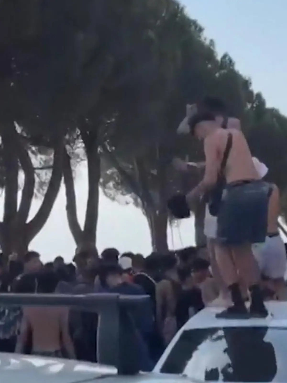 Es sind heftige Szenen aus dem italienischen Urlaubsort Peschiera del Garda: Etwa 1500 bis 2000 Jugendliche randalieren in dem Ort am Gardasee. Es kam zu allerhand Sachbeschädigungen und Schlägereien. Auch registrierte die Polizei Messerstechereien und sexuelle Übergriffe.