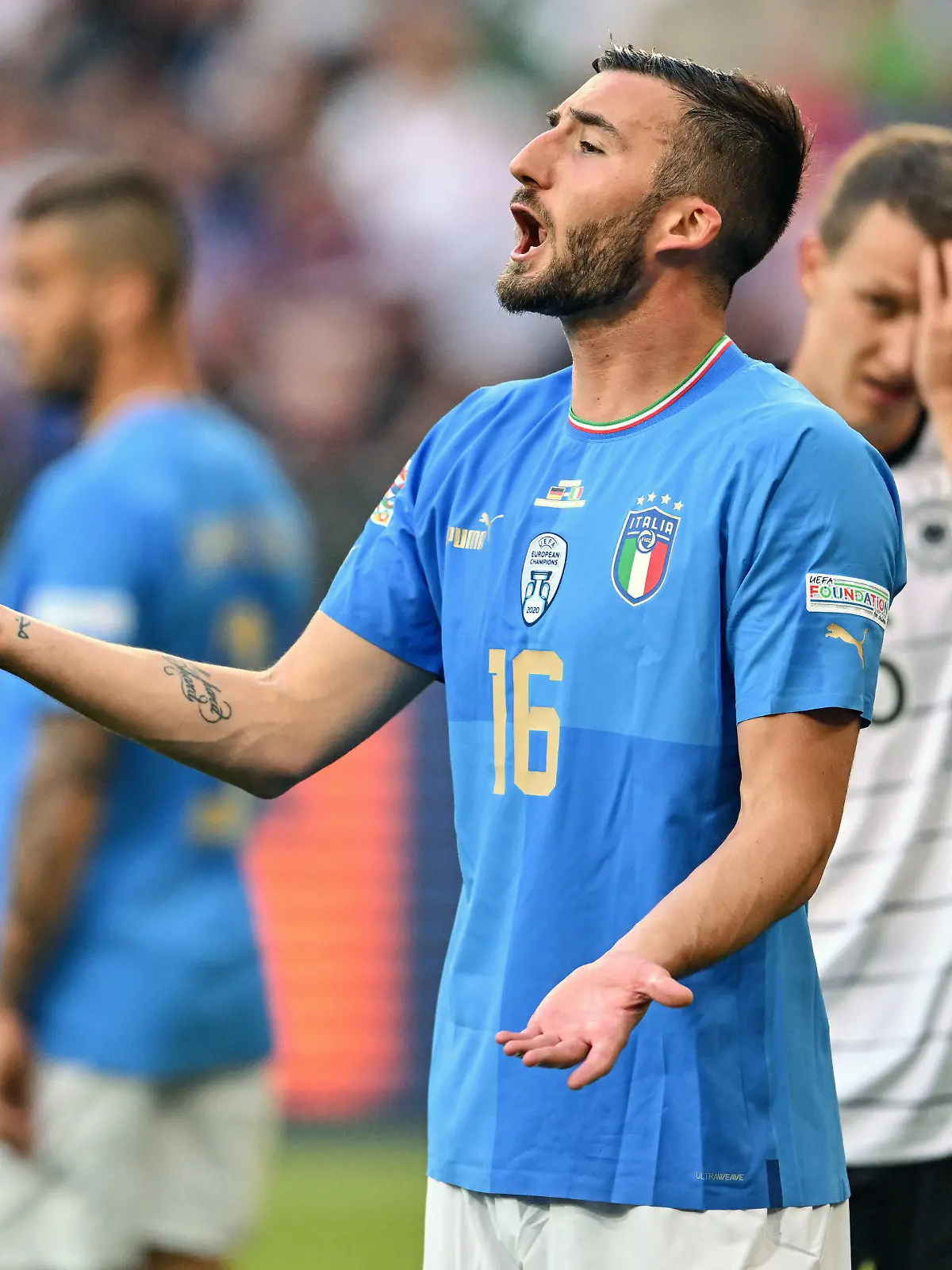 14.06.2022, Nordrhein-Westfalen, Mönchengladbach: Fußball: Nations League A, Deutschland - Italien, Gruppenphase, Gruppe 3, 4. Spieltag, Stadion im Borussia-Park, Italiens Bryan Cristante (vorn) und Deutschlands Lukas Klostermann reagieren im Spiel. Foto: Marius Becker/dpa +++ dpa-Bildfunk +++