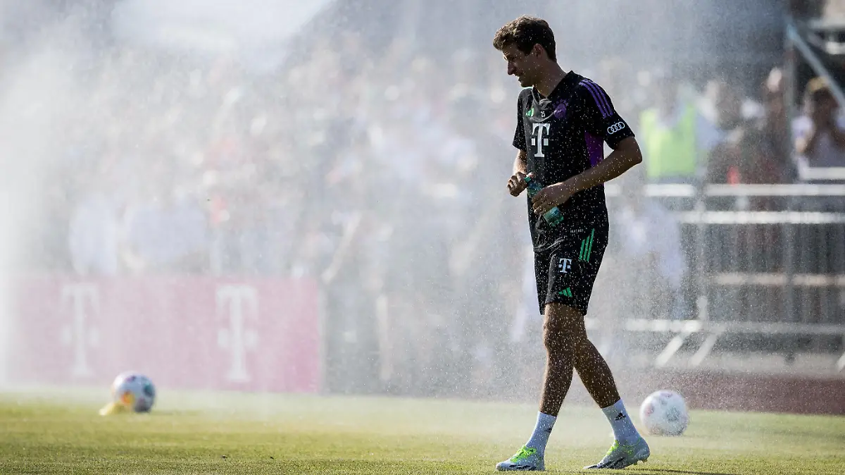 Thomas Mueller (FC Bayern Muenchen, #25) laeuft lachend durch den Rasensprenger Oeffentliches Training FC Bayern Muenchen; Sportplatz Rottach-Egern, 15.07.2023