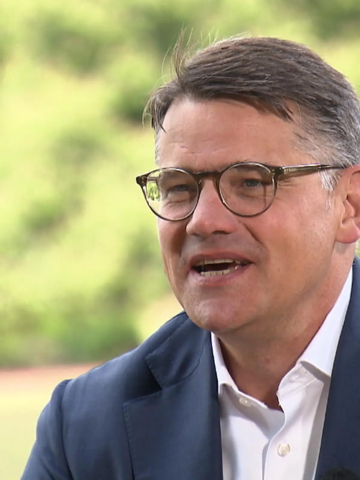 Auch der hessische Ministerpräsidenten Boris Rhein (CDU) steht im RTL Hessen-Sommerinterview Rede und Antwort. Reporterin Victoria Enzenauer hat ihn bei bester Aussicht auf dem Lohrberg in Frankfurt getroffen. Was er zum Fachkräftemangel sagt und ob er sich sogar eine Kanzlerkandidatur vorstellen könnte – im Video.