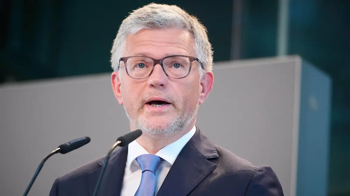 Bundestagspräsidentin Bas präsentiert Fotoausstellung Ukraine: Der Preis der Freiheit im Bundestag Bundestagspräsidentin Bärbel Bas SPD präsentiert am 17.05.2022 zusammen mit dem Botschafter der Ukraine in Deutschland Andrij Melnyk auf Bitte des ukrainischen Parlamentspräsidenten eine Fotoausstellung über den Krieg in der Ukraine im Paul-Löbe-Haus. Die Foto-Ausstellung Die Ukraine: Der Preis der Freiheit zeigt mit knapp 50 Fotografien aus den kriegszerstörten ukrainischen Städten, das Leid der Menschen und die Ausmaße des Kriegs. Im Bild ist Andrij Melnyk zu sehen. Berlin Deutscher Bundestag Berlin Deutschland *** Bundestag President Bas presents photo exhibition Ukraine The Price of Freedom in the Bundestag Bundestag Pre
