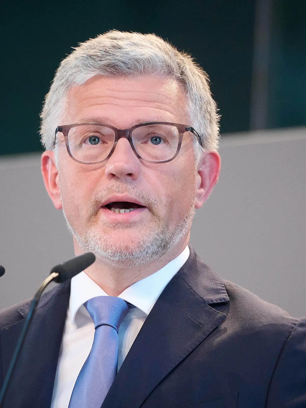Bundestagspräsidentin Bas präsentiert Fotoausstellung Ukraine: Der Preis der Freiheit im Bundestag Bundestagspräsidentin Bärbel Bas SPD präsentiert am 17.05.2022 zusammen mit dem Botschafter der Ukraine in Deutschland Andrij Melnyk auf Bitte des ukrainischen Parlamentspräsidenten eine Fotoausstellung über den Krieg in der Ukraine im Paul-Löbe-Haus. Die Foto-Ausstellung Die Ukraine: Der Preis der Freiheit zeigt mit knapp 50 Fotografien aus den kriegszerstörten ukrainischen Städten, das Leid der Menschen und die Ausmaße des Kriegs. Im Bild ist Andrij Melnyk zu sehen. Berlin Deutscher Bundestag Berlin Deutschland *** Bundestag President Bas presents photo exhibition Ukraine The Price of Freedom in the Bundestag Bundestag Pre 