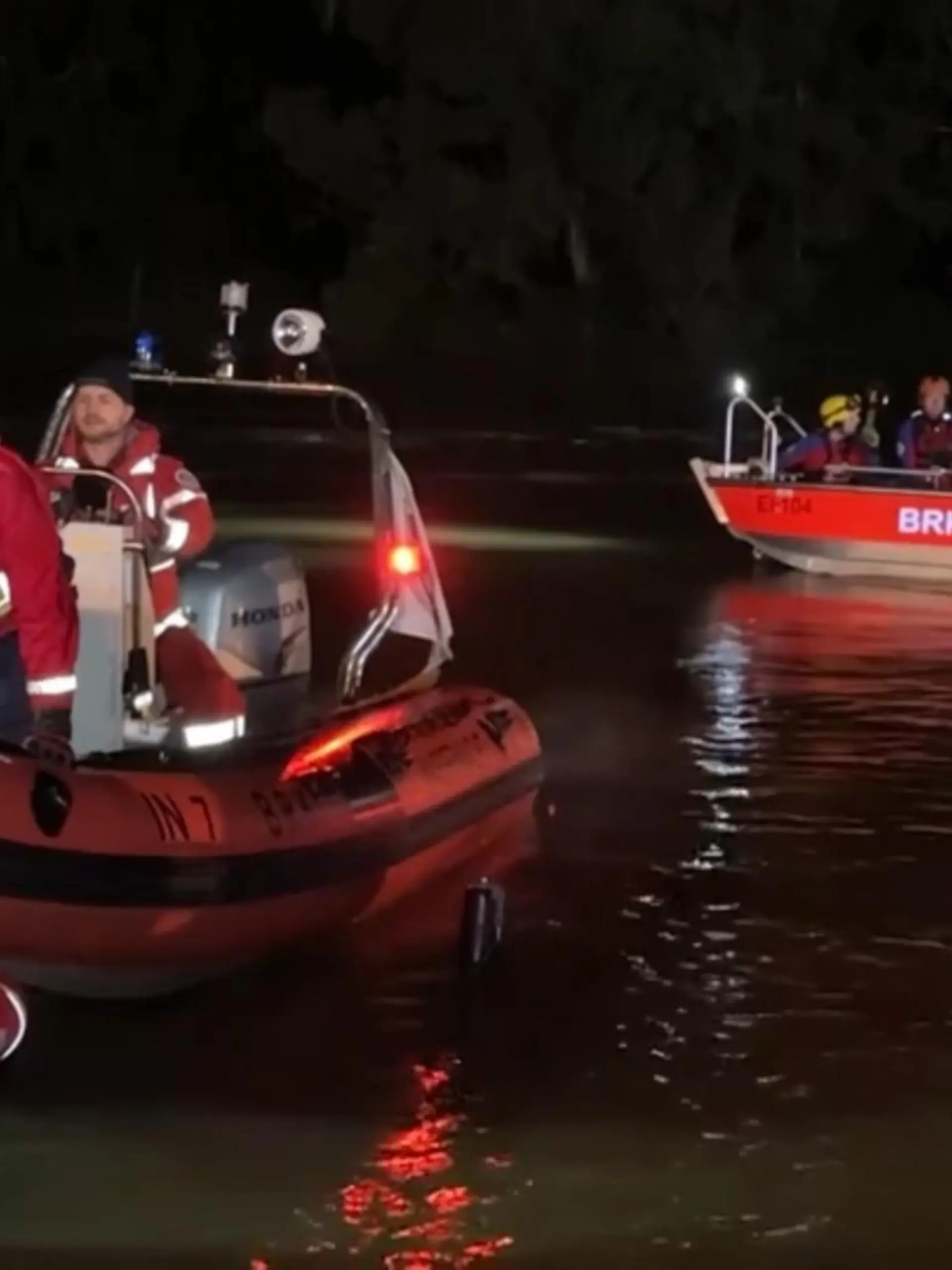 Die Menschen im Süden Bayerns sind in Sorge: Die Donau, der Inn und viele kleinere Nebenflüsse drohen am Dienstag über die Ufer zu treten. Bei Vohburg an der Donau soll ein Mensch von den Wassermassen mitgerissen worden sein.