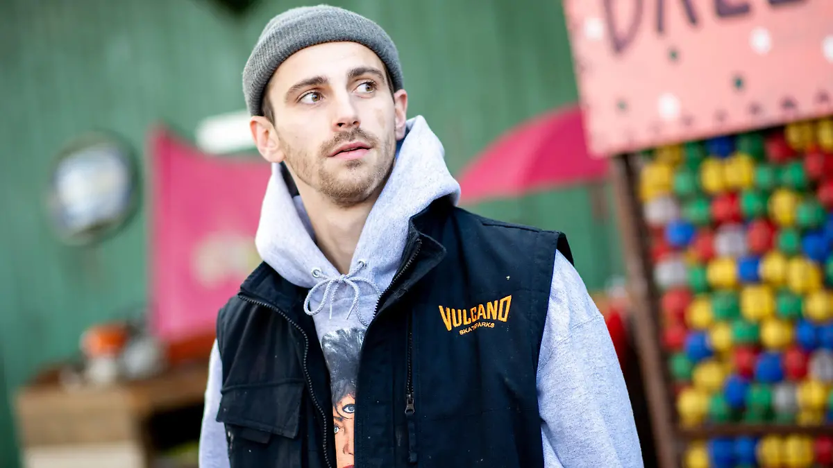 ARCHIV - 04.11.2020, Niedersachsen, Elsdorf: Fynn Kliemann, deutscher Musiker und YouTuber, steht auf seinem Hof "Kliemannsland" im Ortsteil Rüspel. Drei Wochen nach Bekanntwerden von Vorwürfen zu Schutzmasken-Geschäften hat sich der Influencer Fynn Kliemann von einer beteiligten Textilfirma distanziert. (zu dpa "Maskendeal-Fall: Influencer Kliemann distanziert sich von Textilfirma") Foto: Hauke-Christian Dittrich/dpa +++ dpa-Bildfunk +++