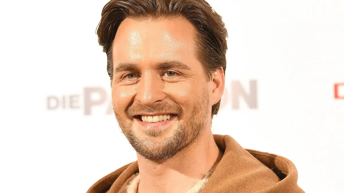 18.02.2020, Nordrhein-Westfalen, Essen: Alexander Klaws, Sänger nach der Pressekonferenz zum RTL Musik-Live-Event "Die Passion·. RTL will auf dem Burgplatz in der Innenstadt von Essen die Passionsgeschichte mit Sängern und Schauspielern inszenieren. Foto: Caroline Seidel/dpa +++ dpa-Bildfunk +++