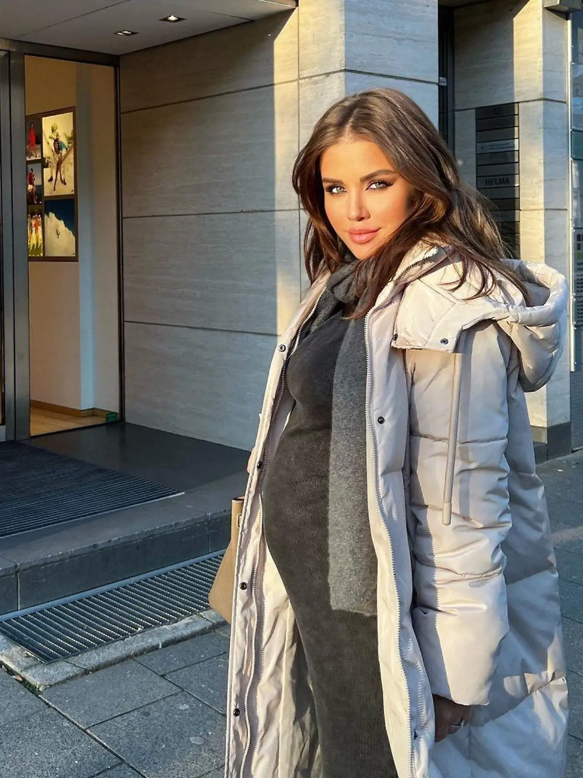 Kim Gloss zeigt ihren wachsenden Babybauch.