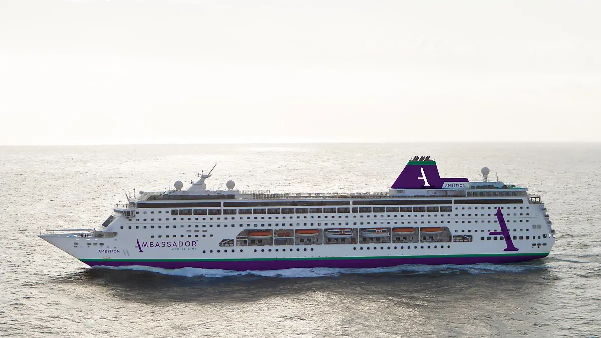Das Kreuzfahrtschiff Ambition der Reederei Ambassador Cruise Line bei einer Fahrt